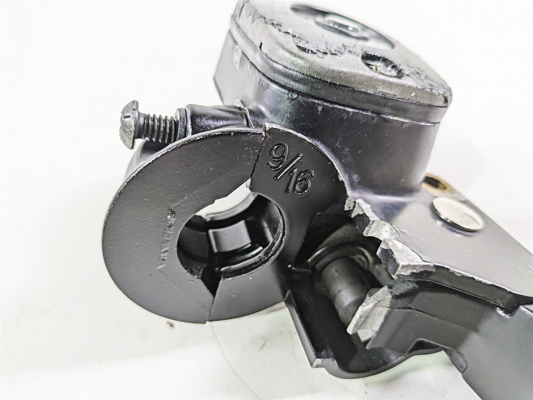 2008 Harley FLSTSB Cross Bones Front Master Cylinder 9/16 45019-08C {{ shop.shopifyCountryName }} - Mototech271