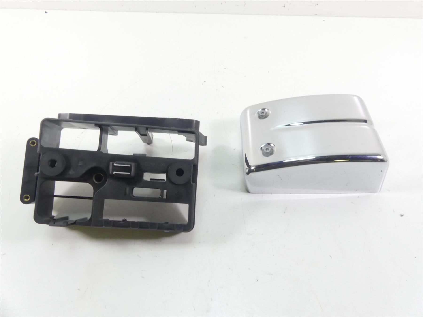 2004 Harley FXDWGI Dyna Wide Glide Electric Tray Holder & Chrome Cover 70367-04B