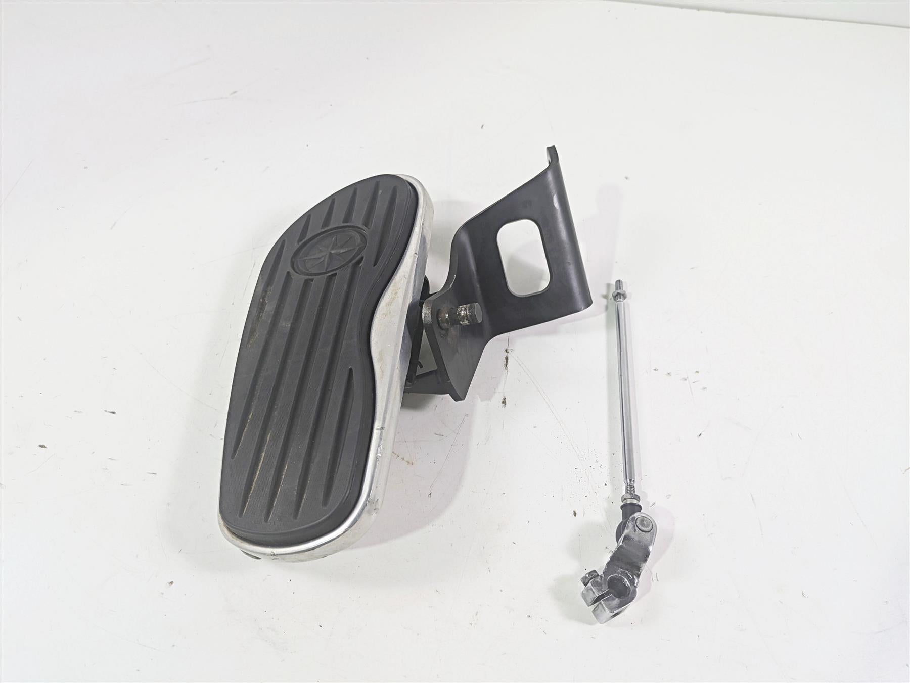 2006 Yamaha XVS650 V-Star Classic Left Floor Board & Mount 5BN-27412-03-00 {{ shop.shopifyCountryName }} - Mototech271