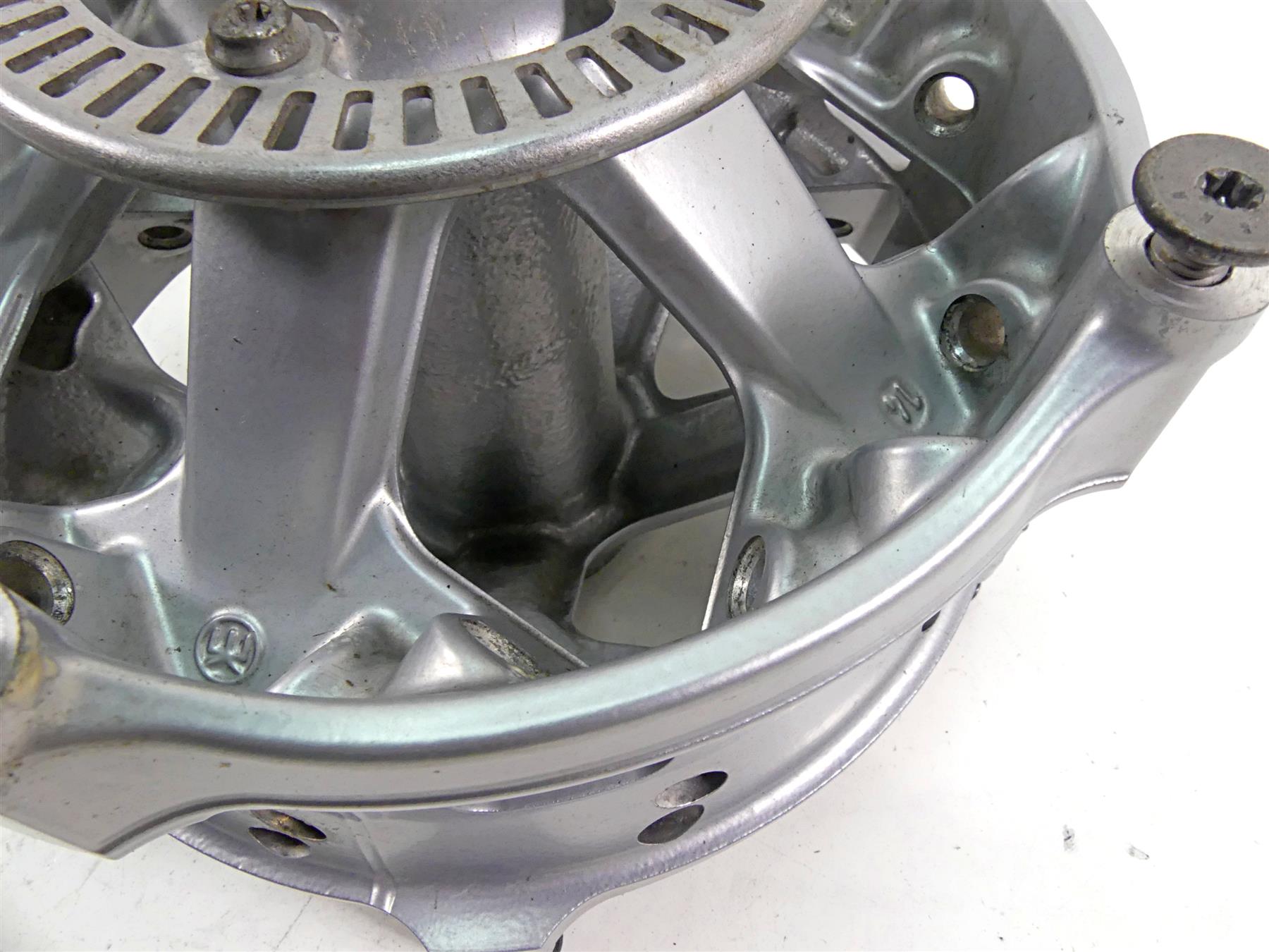 2015 BMW R1200GS GSW K50 19x3 Front Spoke Wheel Hub 36318526657 {{ shop.shopifyCountryName }} - Mototech271