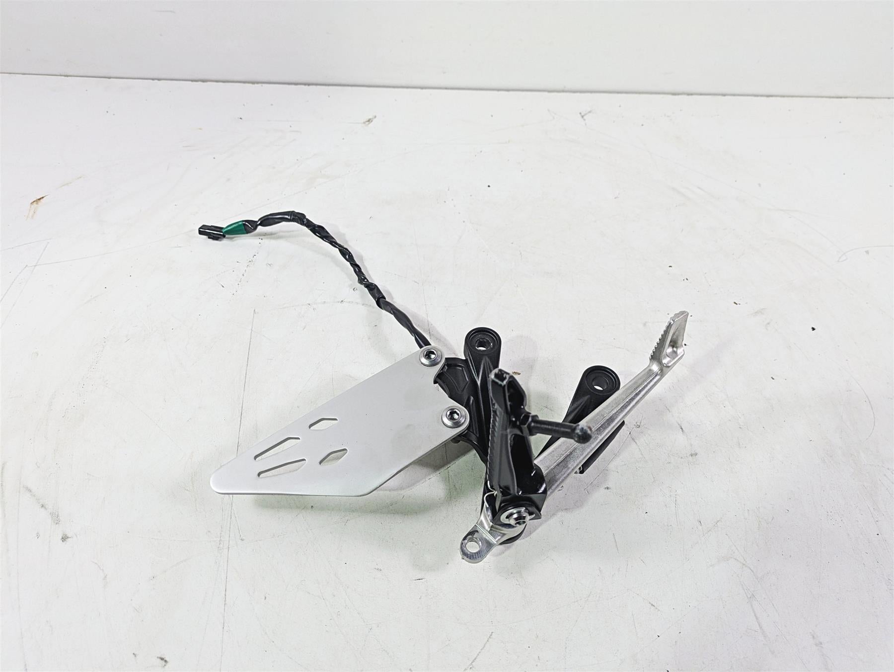 2020 Kawasaki ZX6R Ninja Right Foot Peg Brake Pedal Lever 35063-0590-18R {{ shop.shopifyCountryName }} - Mototech271