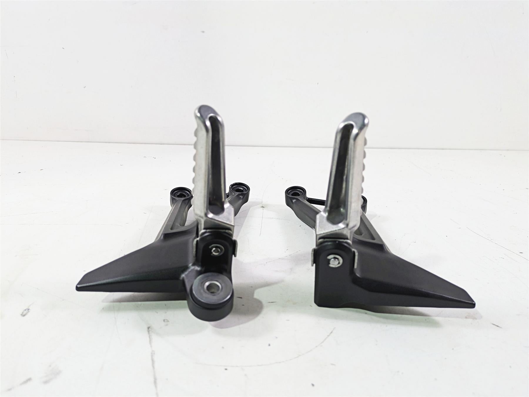 2022 Kawasaki ZR900RS Cafe Rear Passenger Foot Peg Rest Set 35063-1393-18R {{ shop.shopifyCountryName }} - Mototech271