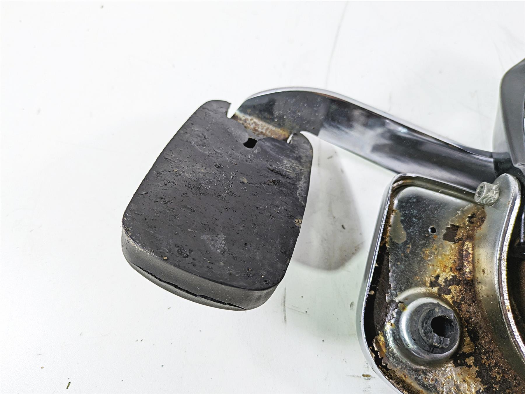 2012 Harley FLD Dyna Switchback Right Floorboard & Brake Pedal 54172-12 B {{ shop.shopifyCountryName }} - Mototech271
