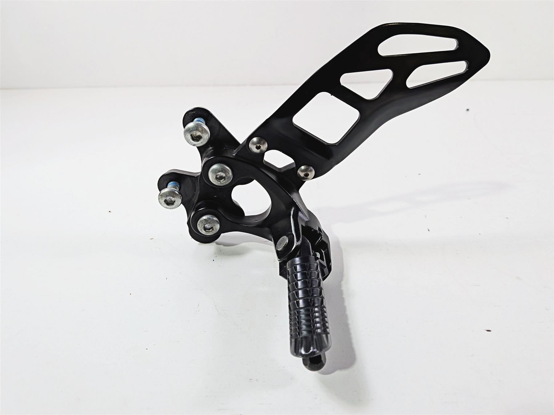 2024 Suzuki GSXR 600 Left Front Footpeg & Shifter 43521-47H20 25600-14J11 {{ shop.shopifyCountryName }} - Mototech271