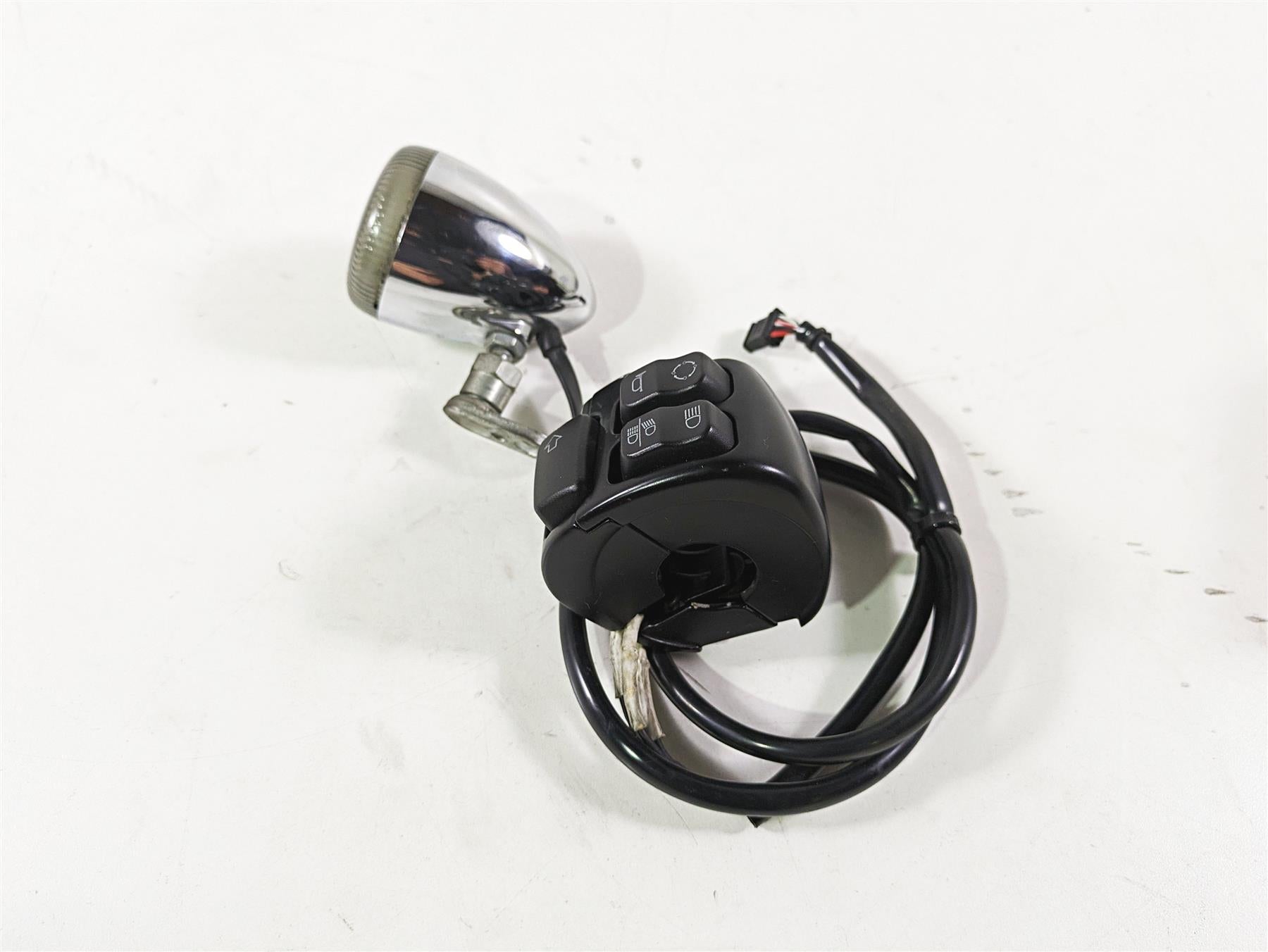 2017 Harley Dyna FXDB Street Bob Left Control Switch & Blinker -READ 71500372A {{ shop.shopifyCountryName }} - Mototech271