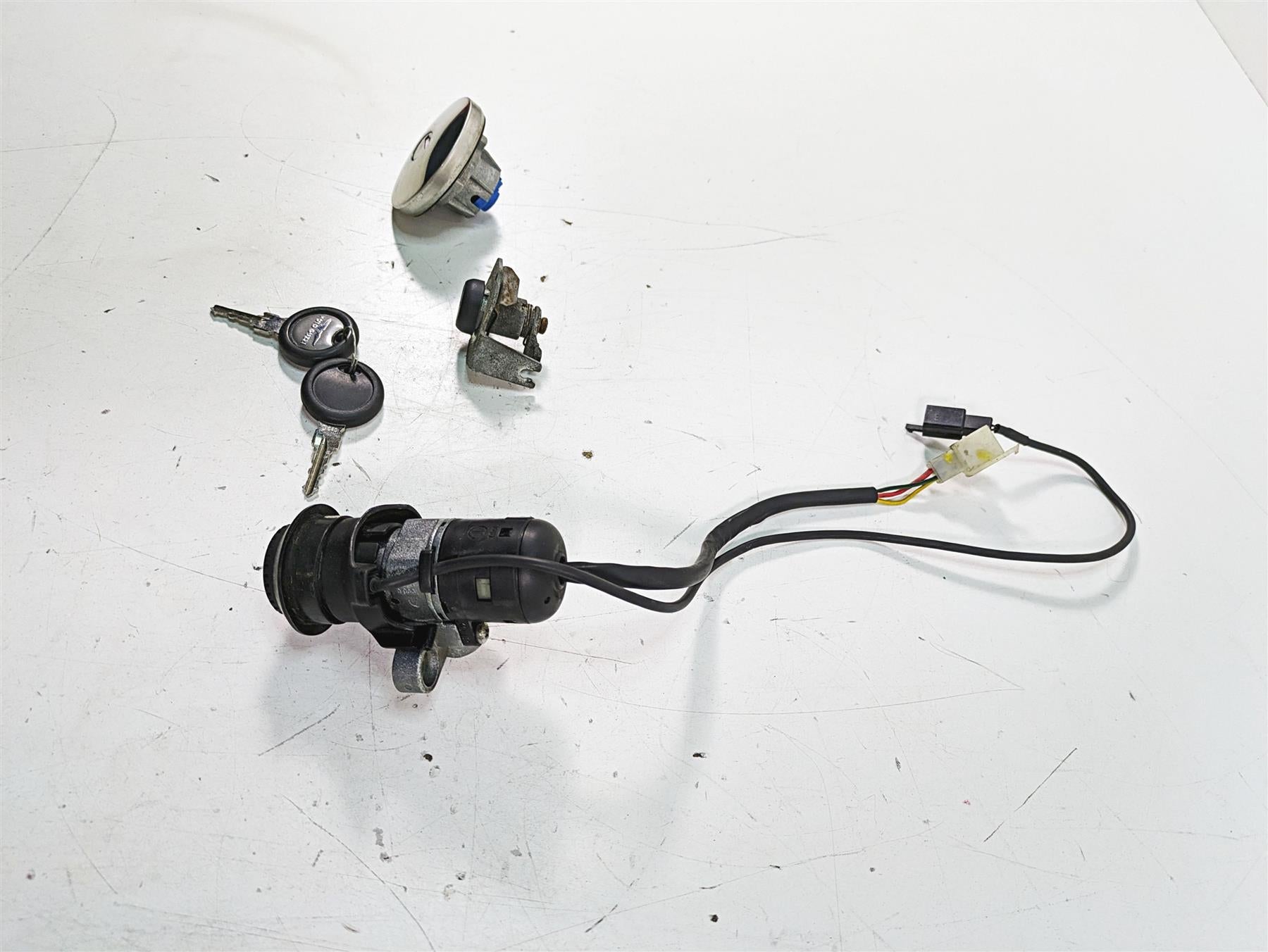 2014 Moto Guzzi California 1400 T Ignition Switch Key Lock Tank Cap Set B063709 {{ shop.shopifyCountryName }} - Mototech271