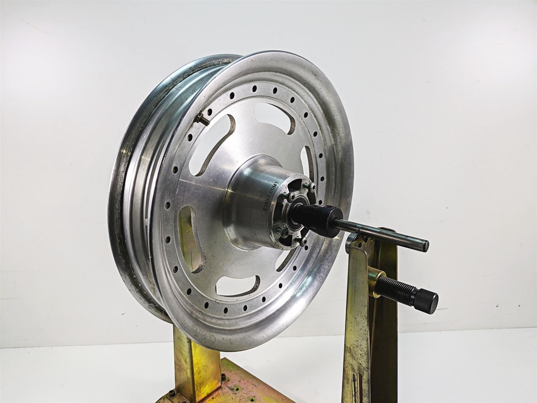 2009 Harley FXDF Dyna Fat Bob Straight 16x3 Slotted Front Wheel Rim 43300172 {{ shop.shopifyCountryName }} - Mototech271