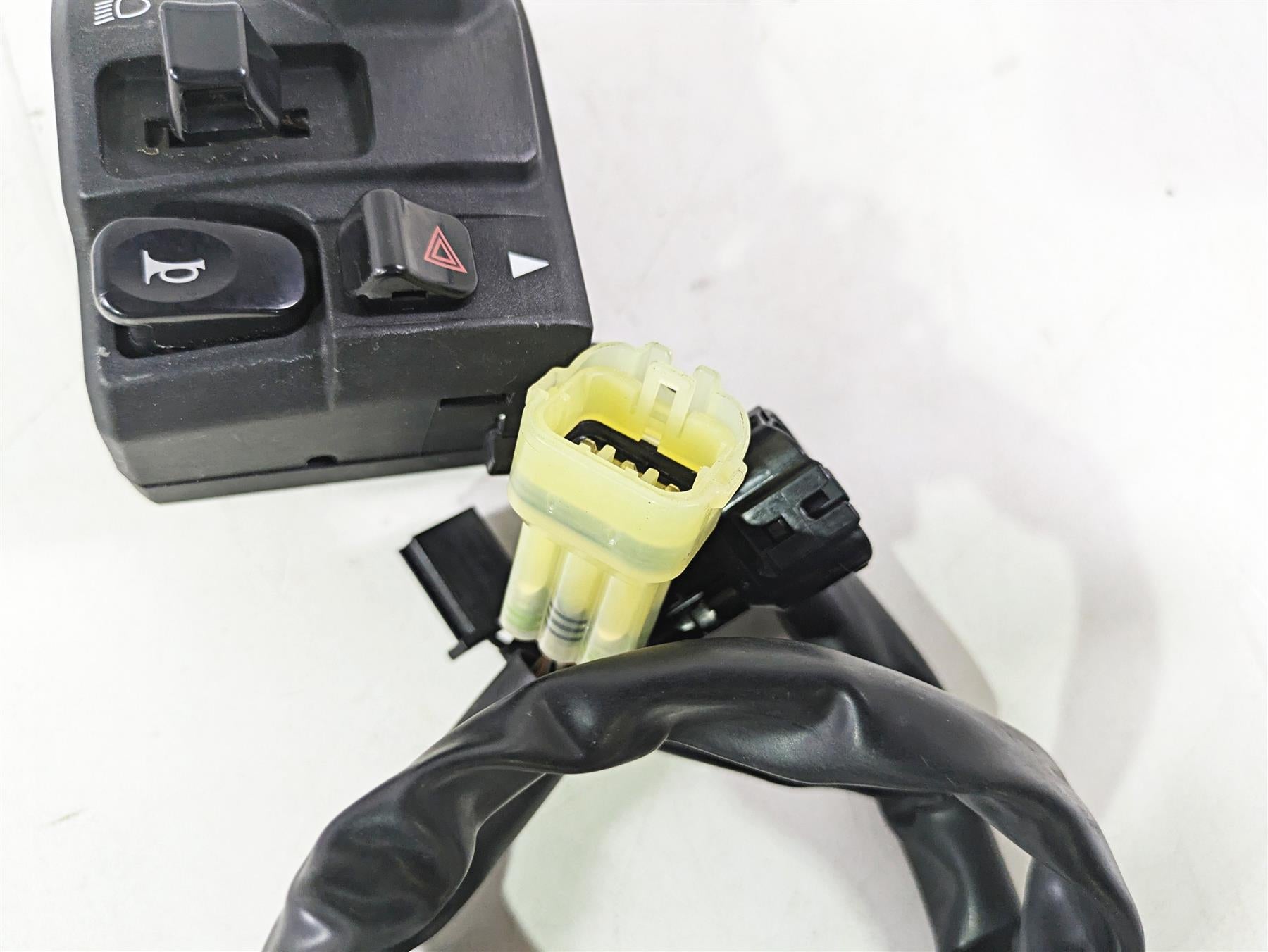 2020 Kawasaki ZX6R Ninja Left Hand Light Blinker Control Switch 46091-0613 {{ shop.shopifyCountryName }} - Mototech271