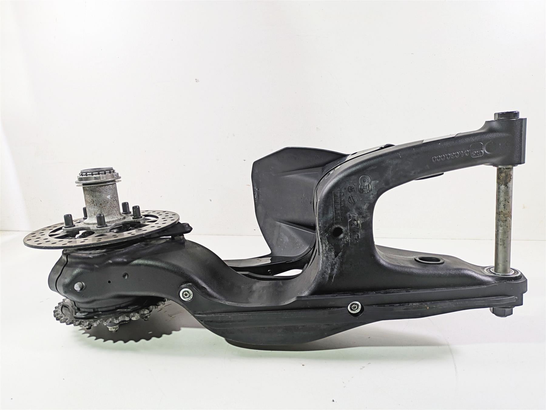 2018 KTM 1290 Super Duke R Swingarm Swing Arm & Axle 6130403004433 {{ shop.shopifyCountryName }} - Mototech271