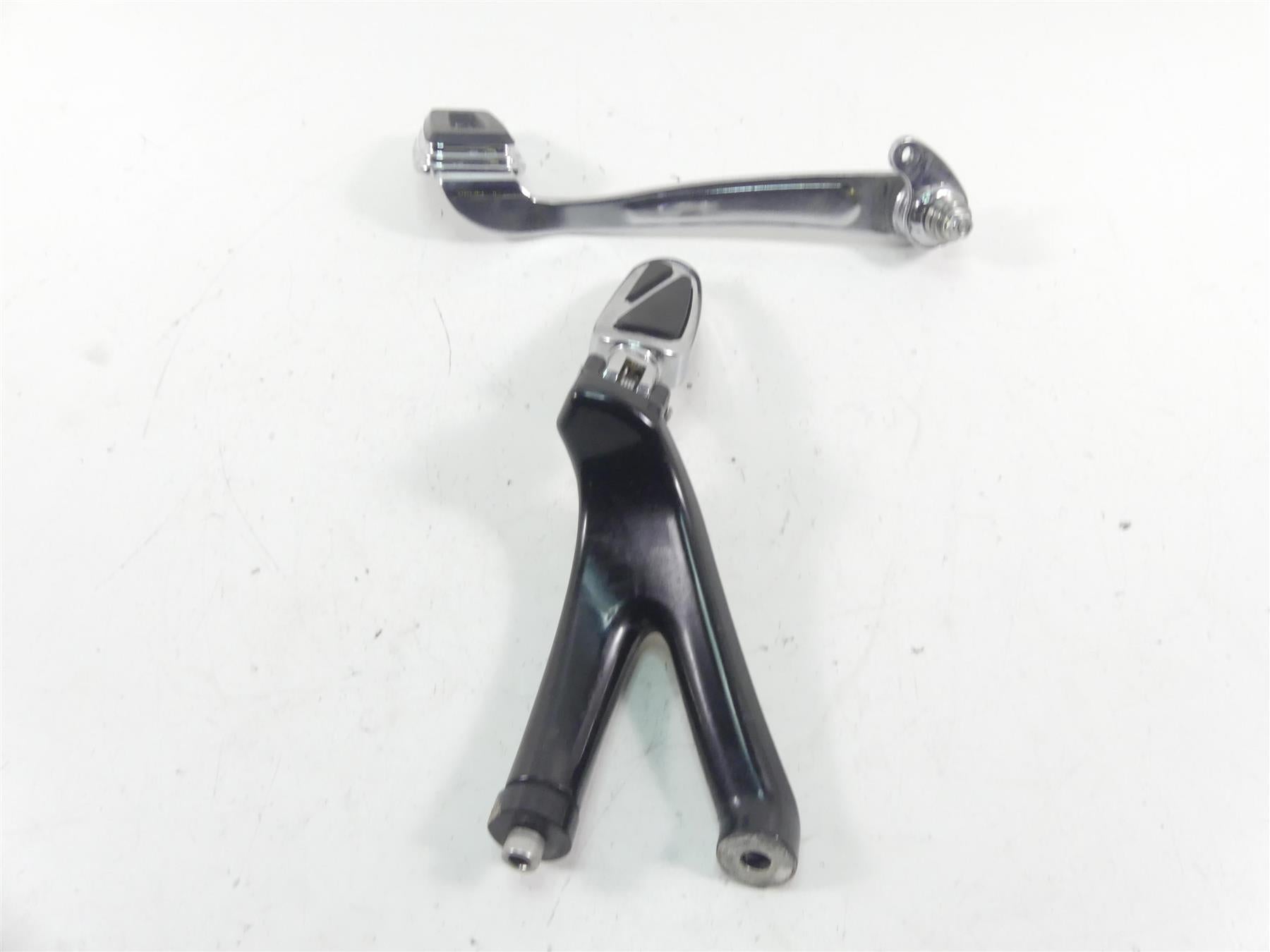 2021 Harley Softail FLSB Sport Glide Right Foot Peg & Brake Pedal Set 50500746 {{ shop.shopifyCountryName }} - Mototech271