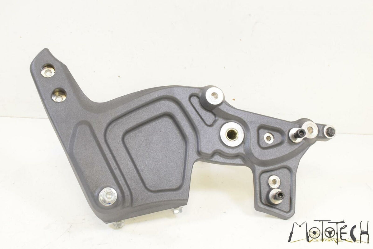 2019 Indian Scout Right Center Frame Plate Bracket 5139625-650 {{ shop.shopifyCountryName }} - Mototech271