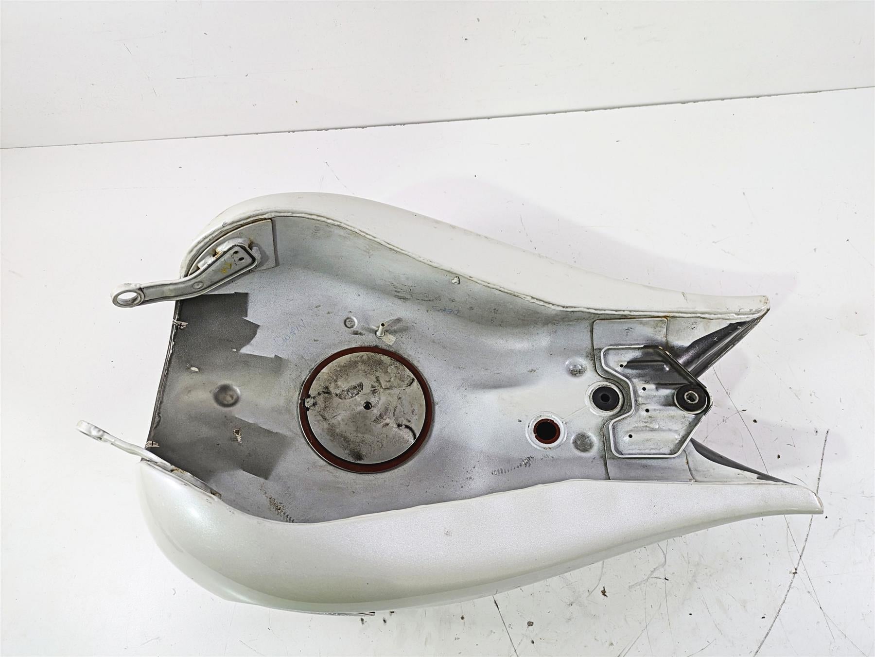 2004 Victory Kingpin Fuel Gas Petrol Tank Bronze Mist Pearl White - Dent 1014755 {{ shop.shopifyCountryName }} - Mototech271