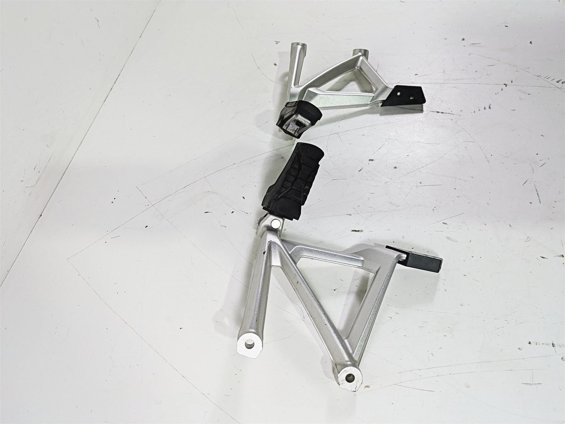 2016 BMW R1200GS GSW K50 Rear Passenger Footpeg Set 46718528793 46718528794 {{ shop.shopifyCountryName }} - Mototech271