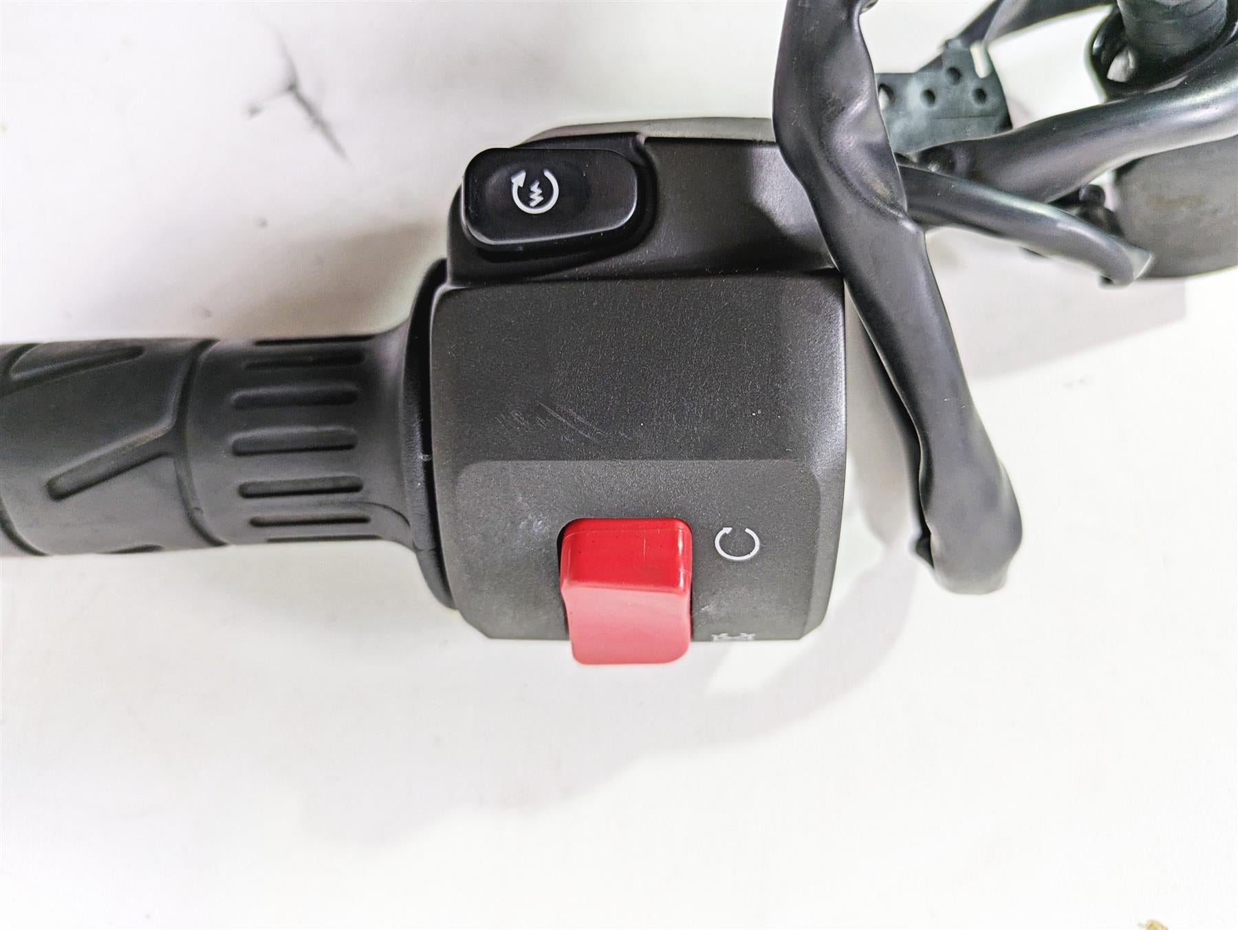 2009 Kawaski EX250 Ninja 250R Right Hand Start Kill Control Switch 46091-0157 {{ shop.shopifyCountryName }} - Mototech271