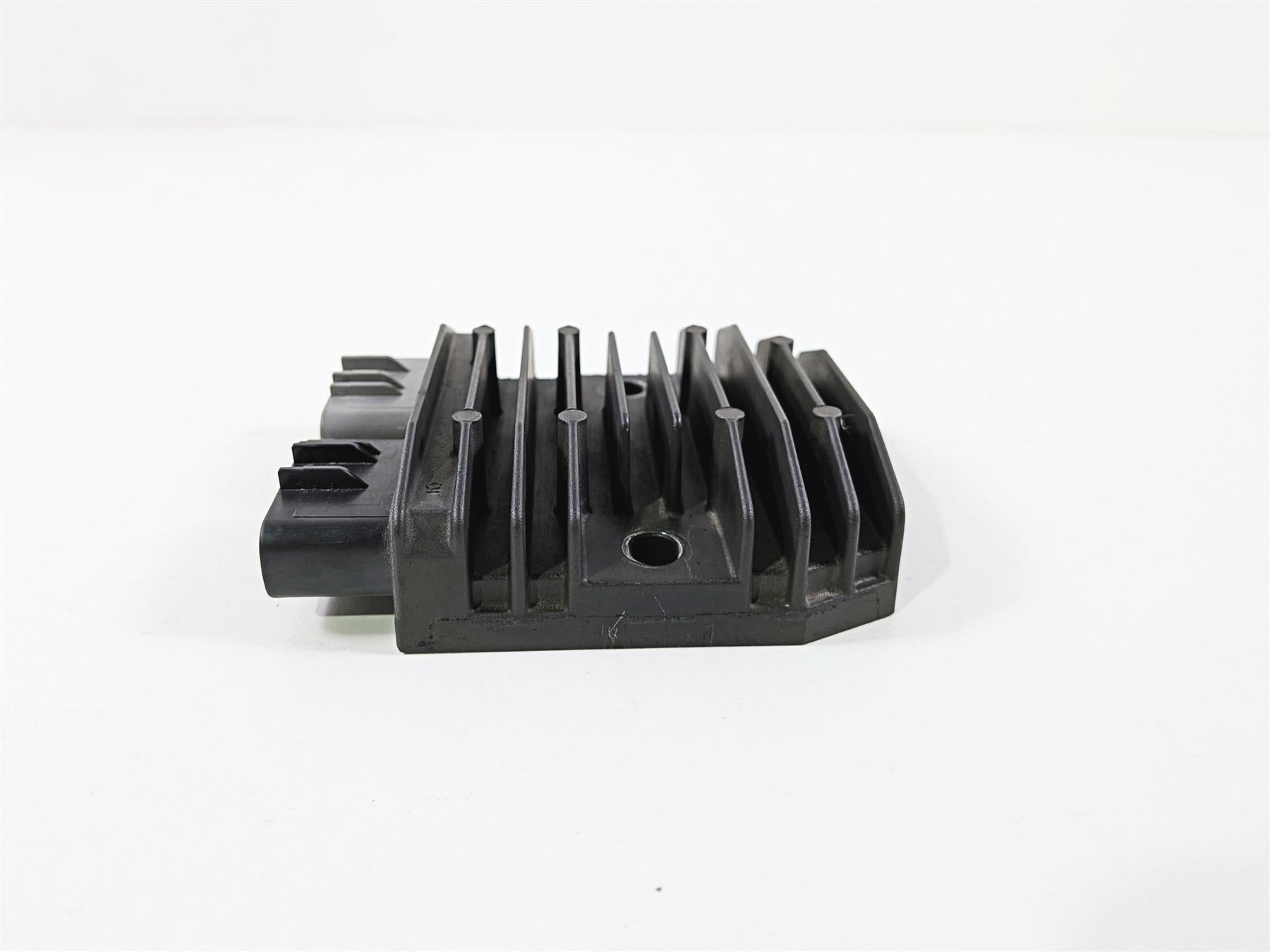 2008 Yamaha YZF R1 RN19 Oem Rectifier Voltage Regulator 1D7-81960-00-00 FH012AA {{ shop.shopifyCountryName }} - Mototech271