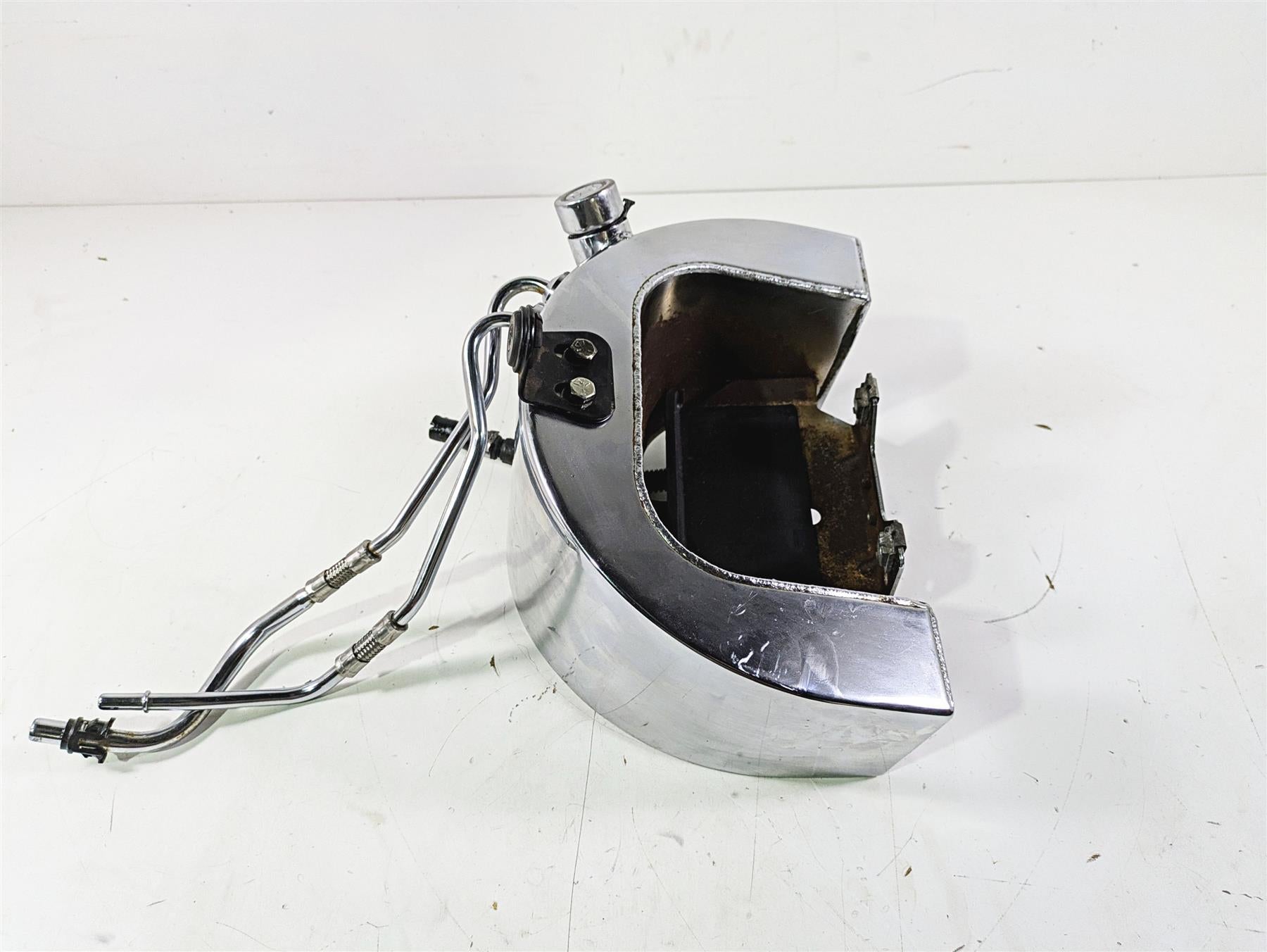 2003 Harley Softail FXSTDI Deuce 100th Oil Tank Reservoir + Lines 62498-01A {{ shop.shopifyCountryName }} - Mototech271