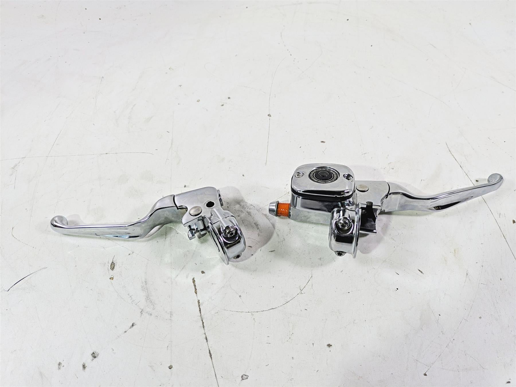 2004 Harley Softail FLSTF Fat Boy Chrome Brake Master Cylinder Set 9/16 45019-96 {{ shop.shopifyCountryName }} - Mototech271