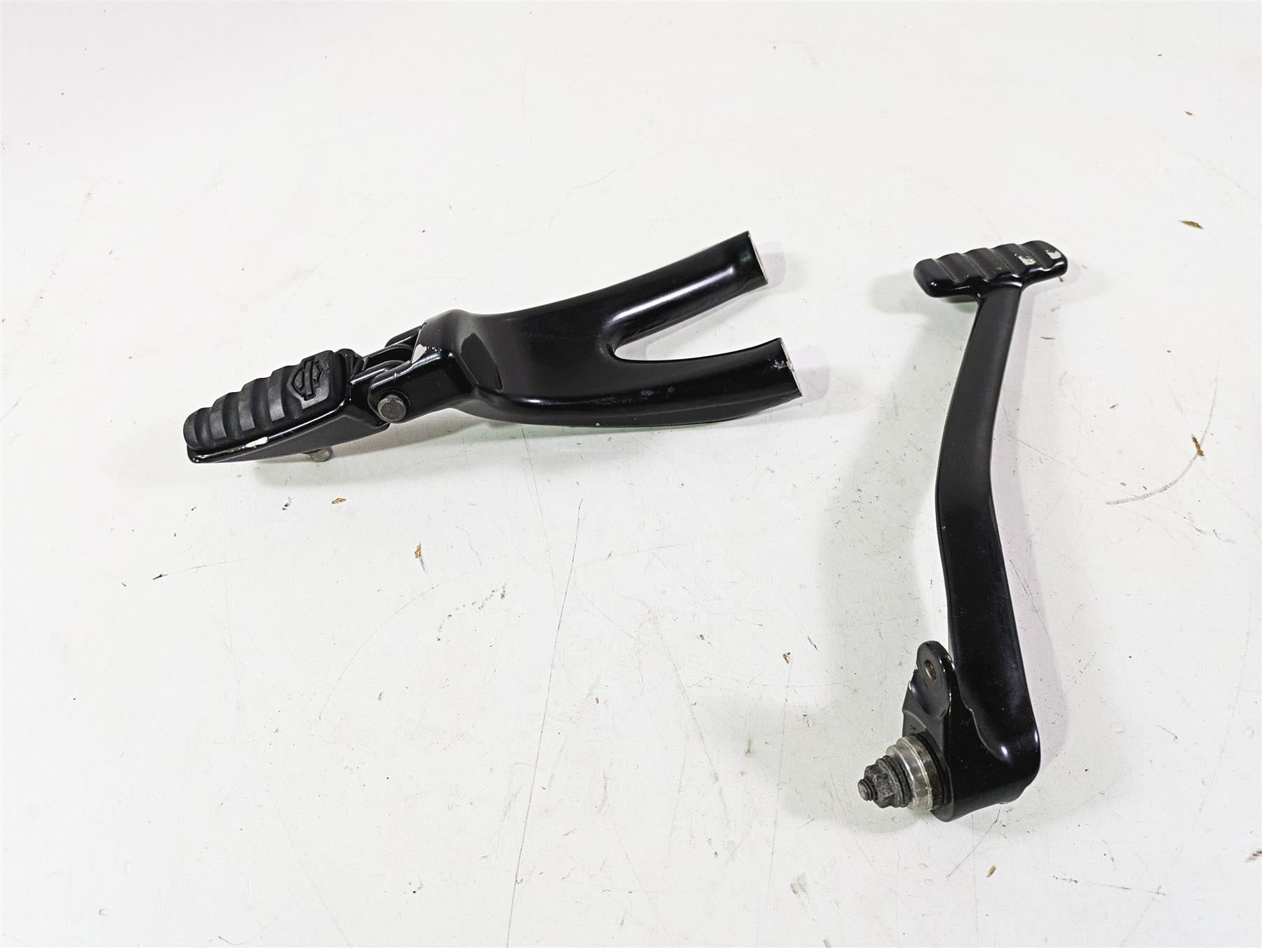 2018 Harley Softail FXFBS Fat Bob Right Rider Footpeg & Brake Pedal 50500746 {{ shop.shopifyCountryName }} - Mototech271