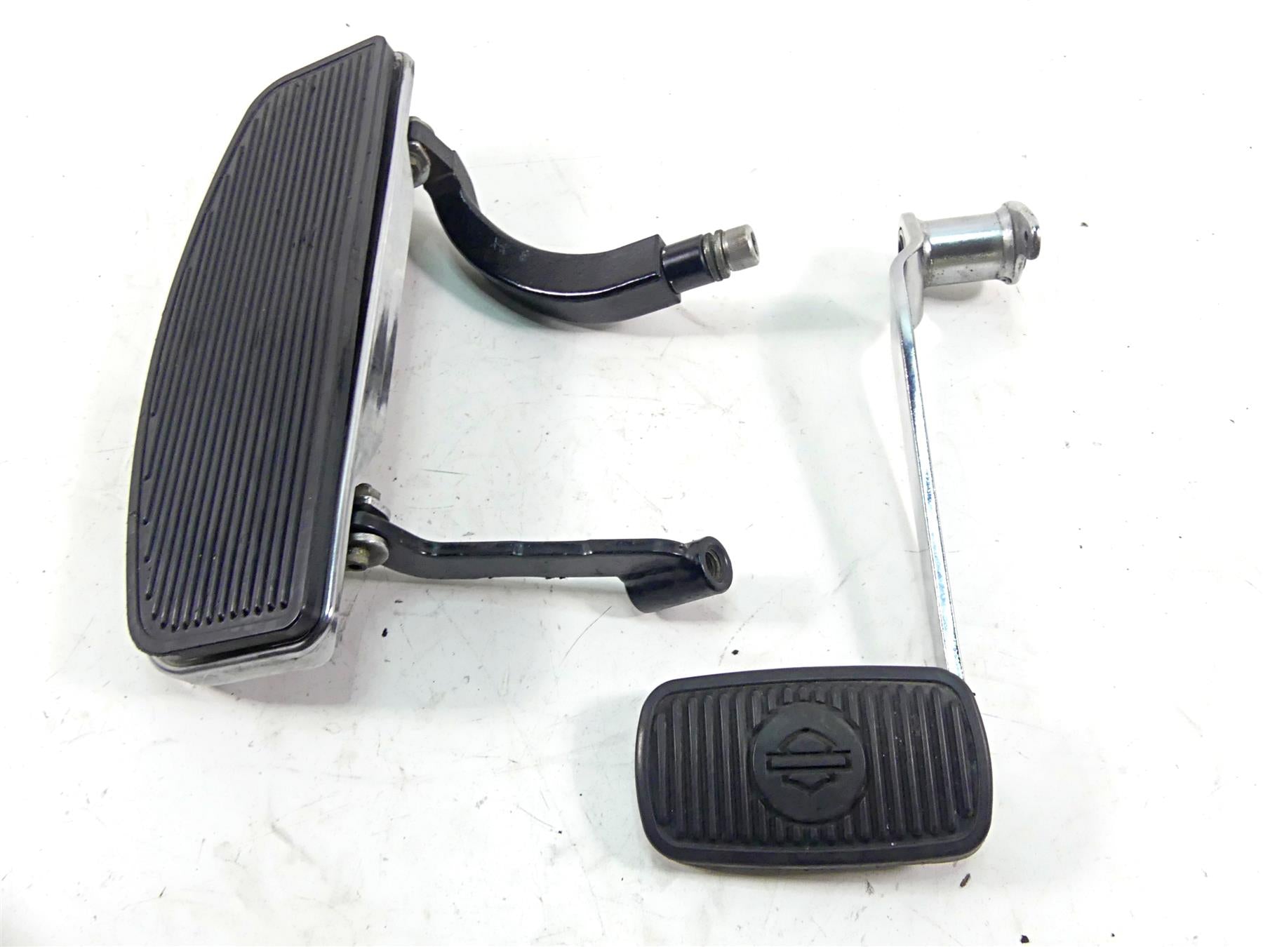 2007 Harley Touring FLHRC Road King Right Front Floorboard Brake Pedal 50621-06A {{ shop.shopifyCountryName }} - Mototech271