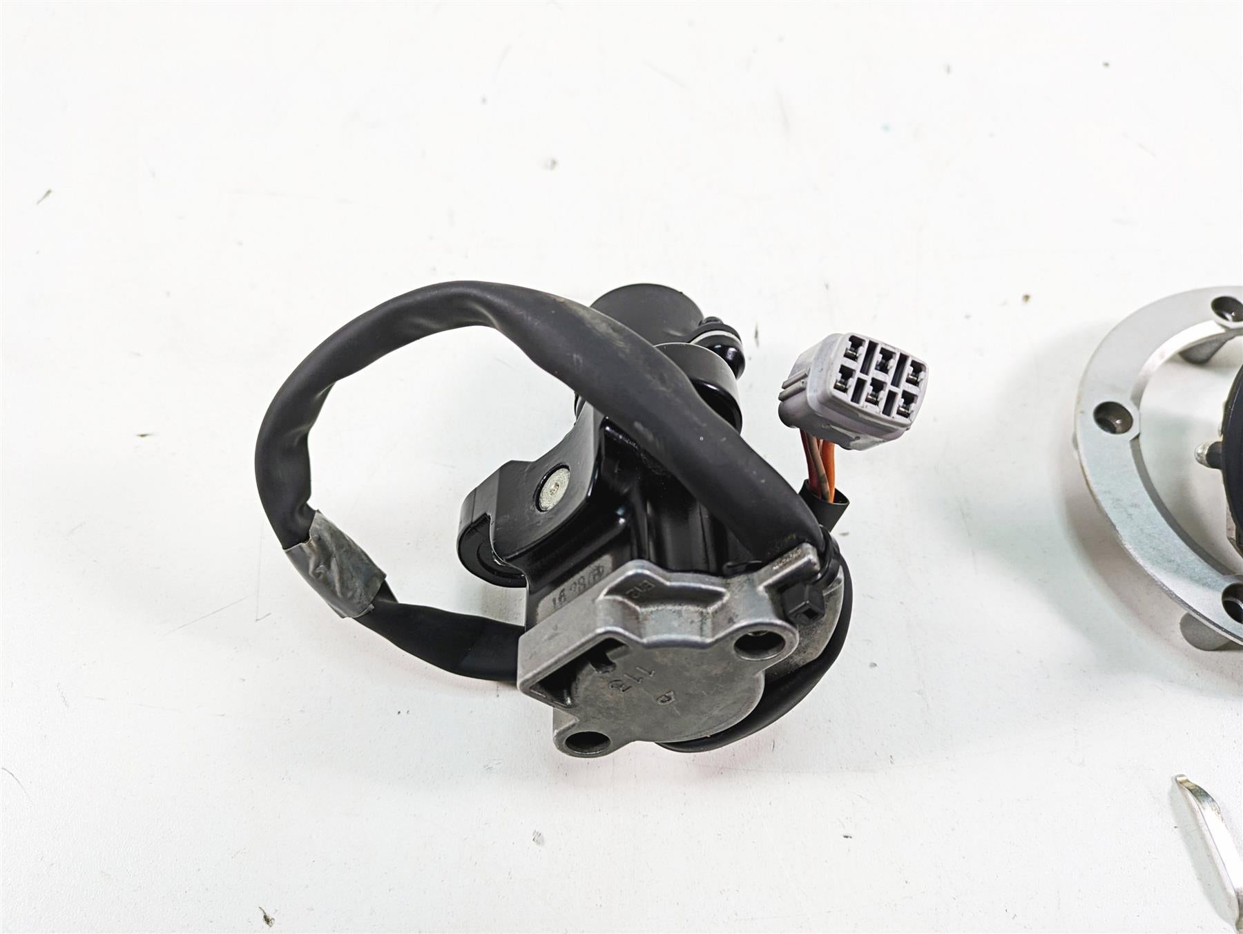 2022 Suzuki GSXR 750 Ignition Switch Key Seat Lock Gas Cap Set 37100-41G11 {{ shop.shopifyCountryName }} - Mototech271