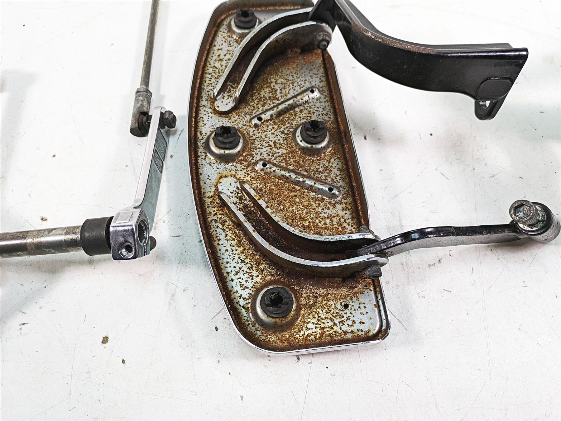 2009 Harley Touring FLHTCU Electra Glide Front Floorboard Pedal Set 33895-82E {{ shop.shopifyCountryName }} - Mototech271