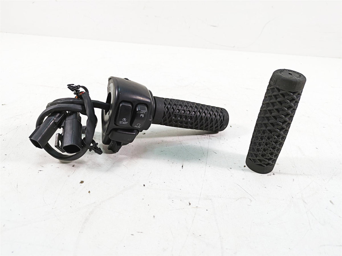 2011 Harley Touring FLHR Road King Right Hand Control Switch 71682-06A {{ shop.shopifyCountryName }} - Mototech271