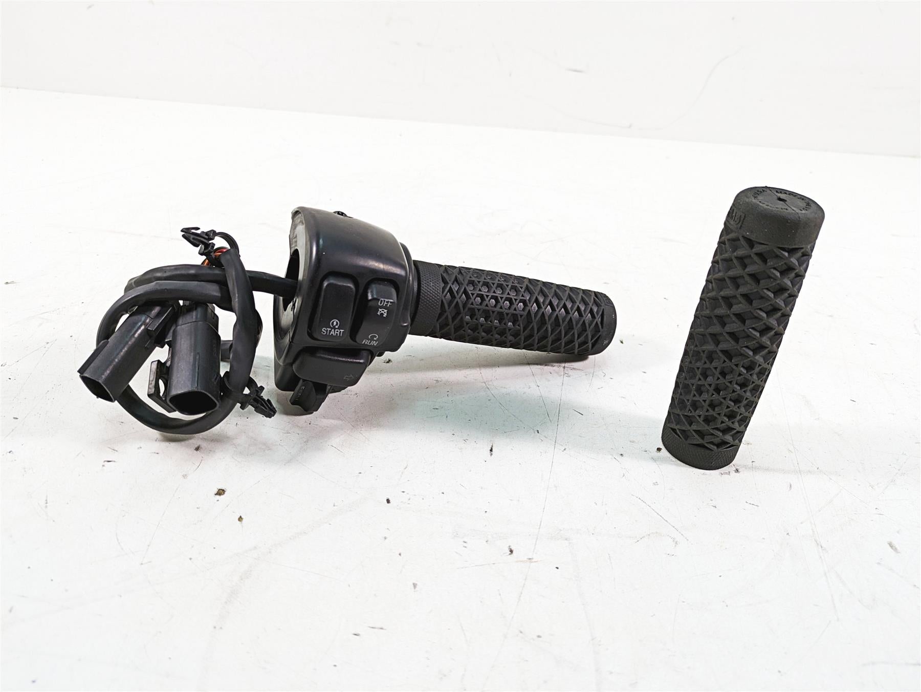 2011 Harley Touring FLHR Road King Right Hand Control Switch 71682-06A {{ shop.shopifyCountryName }} - Mototech271