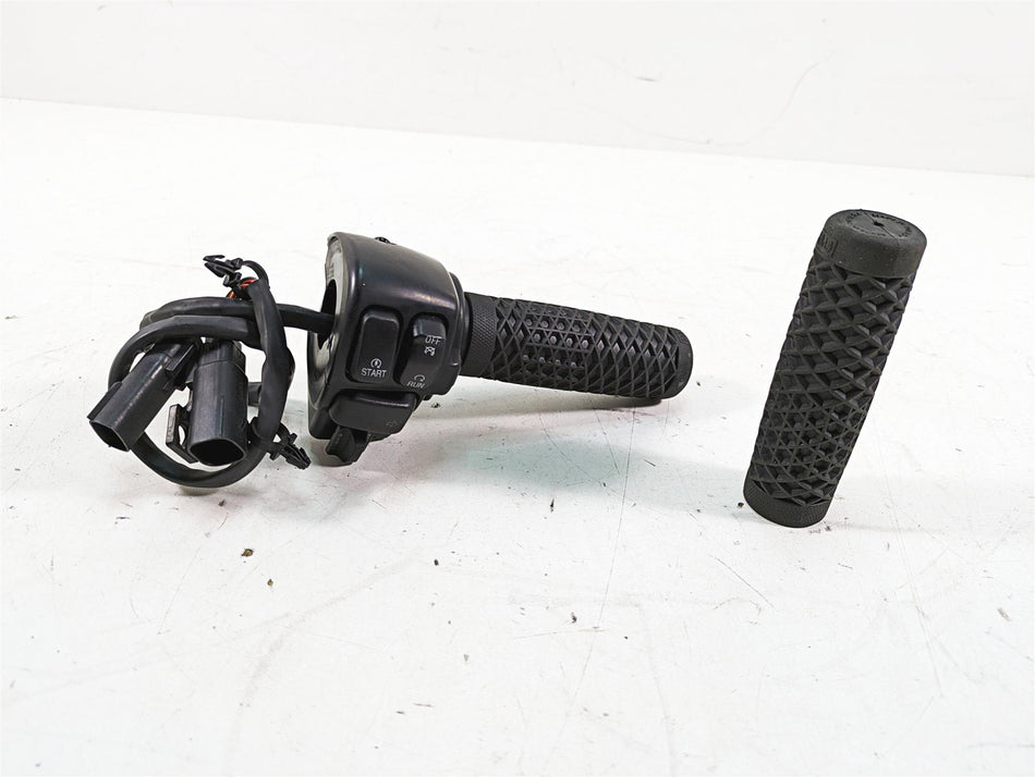 2011 Harley Touring FLHR Road King Right Hand Control Switch 71682-06A {{ shop.shopifyCountryName }} - Mototech271