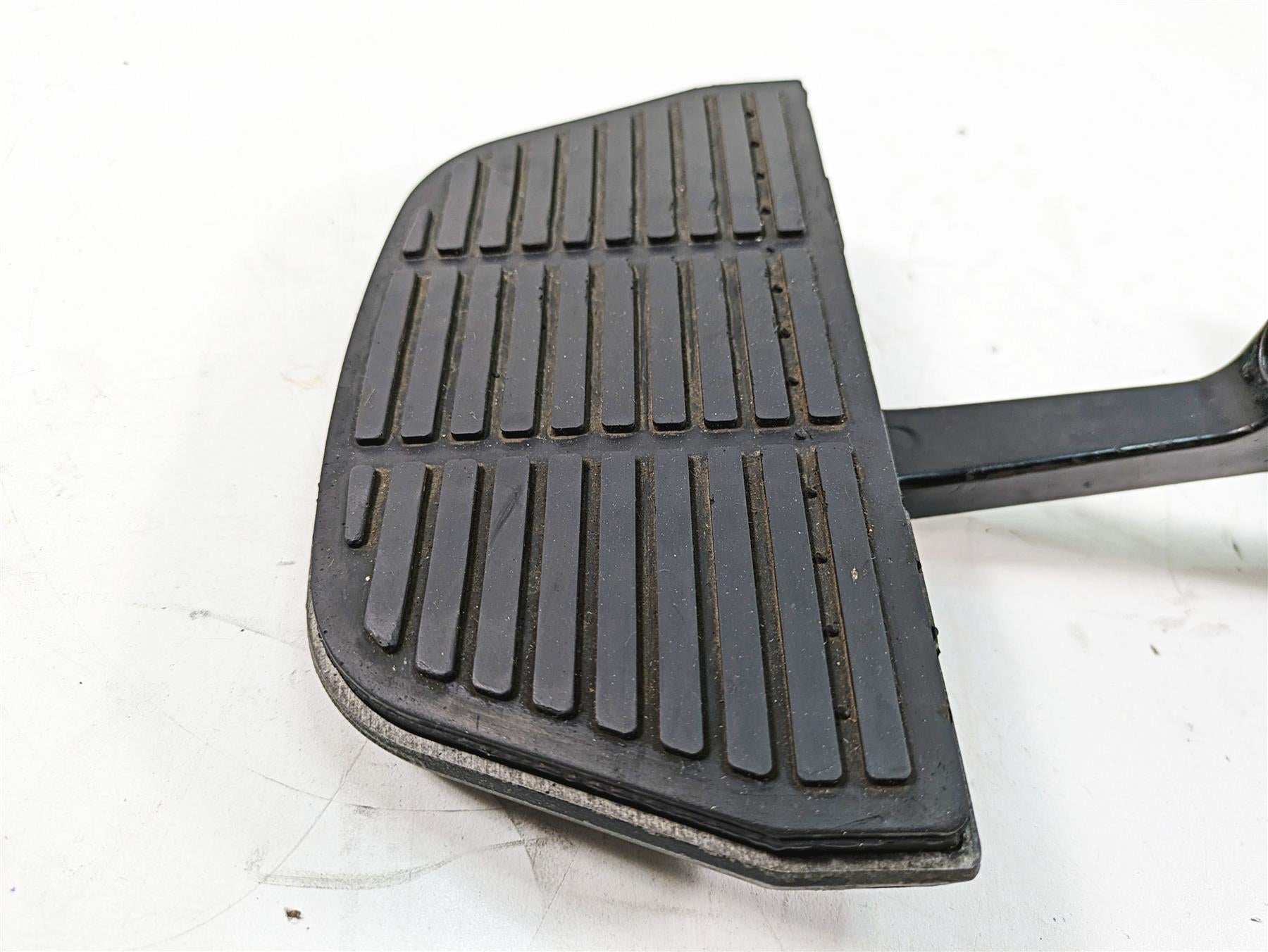 2005 Harley Touring FLHTCUI Electra Glide Passenger Floor Board Set 52719-93B {{ shop.shopifyCountryName }} - Mototech271
