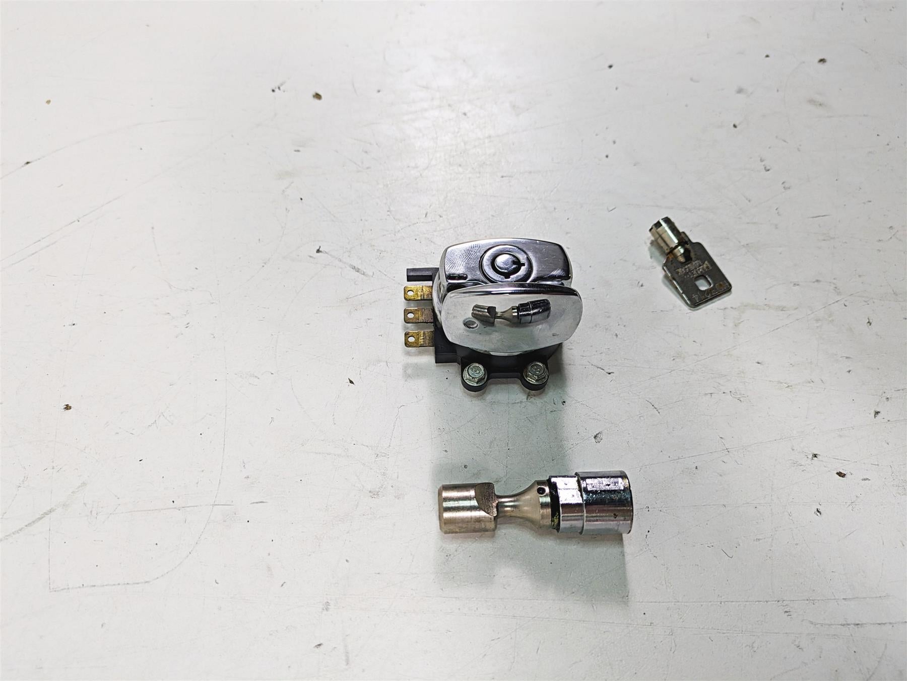 2000 Harley FXSTS Softail Springer Ignition Switch Key Lock Set 71450-04 {{ shop.shopifyCountryName }} - Mototech271