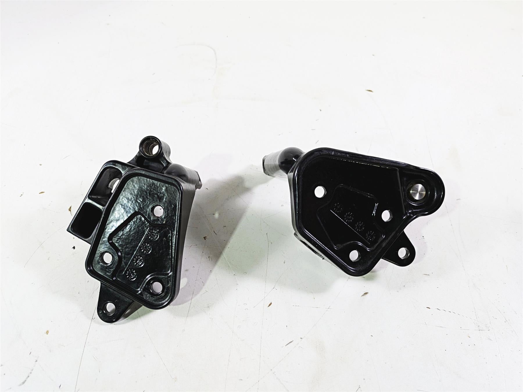 2003 Harley Softail FXSTDI Deuce 100th Front Footpeg Mounts 33683-00 42507-00B {{ shop.shopifyCountryName }} - Mototech271