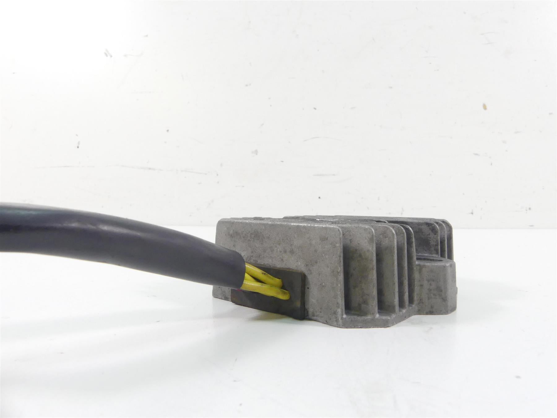 2006 Triumph Daytona 675 Rectifier Voltage Regulator T1304040 {{ shop.shopifyCountryName }} - Mototech271