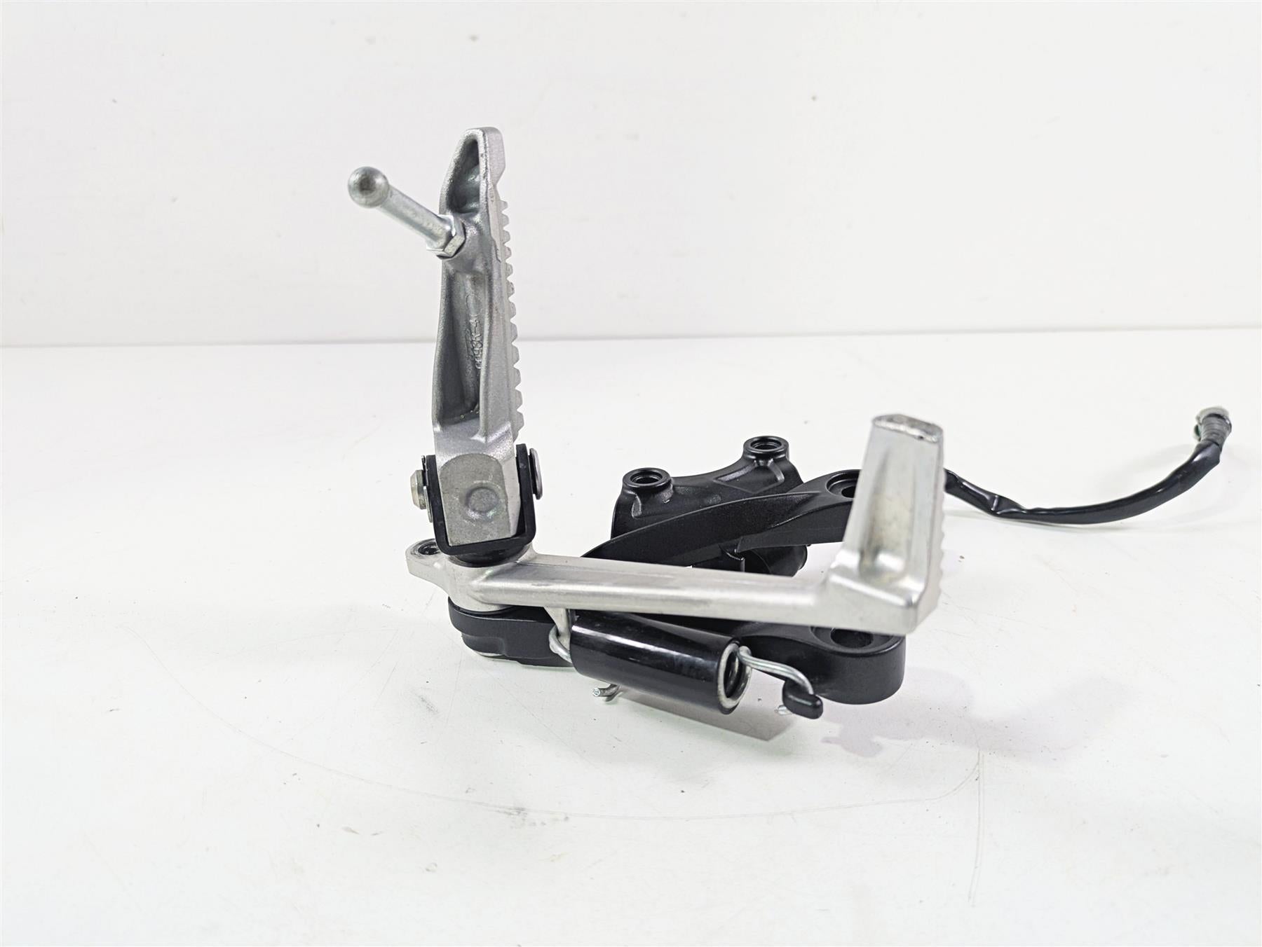 2024 Kawasaki ZX6R ZX636 Ninja Right Footpeg Brake Pedals Set 35063-0590-18R {{ shop.shopifyCountryName }} - Mototech271