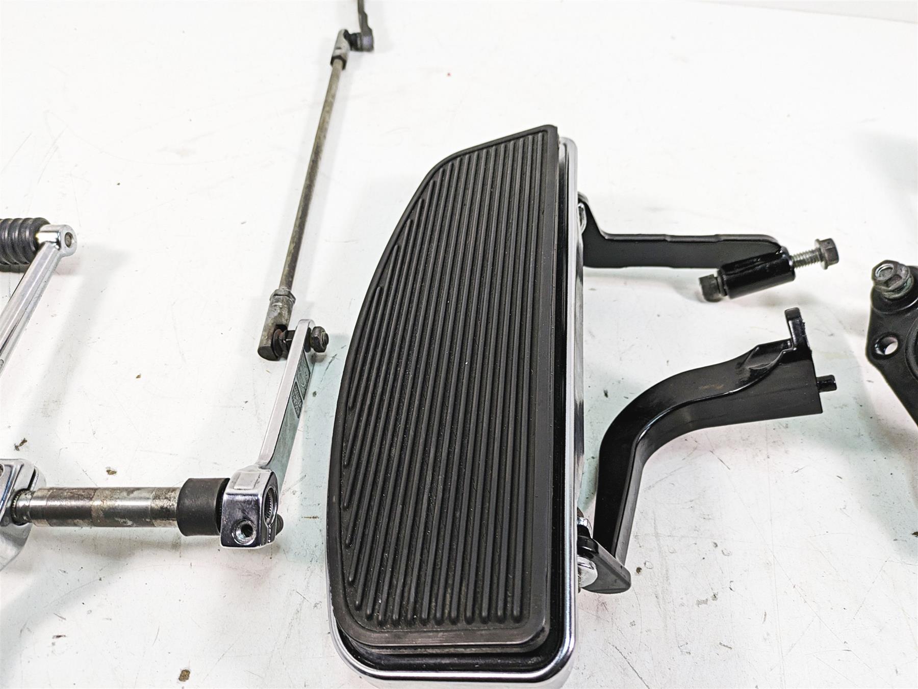 2009 Harley Touring FLHTCU Electra Glide Front Floorboard Pedal Set 33895-82E {{ shop.shopifyCountryName }} - Mototech271