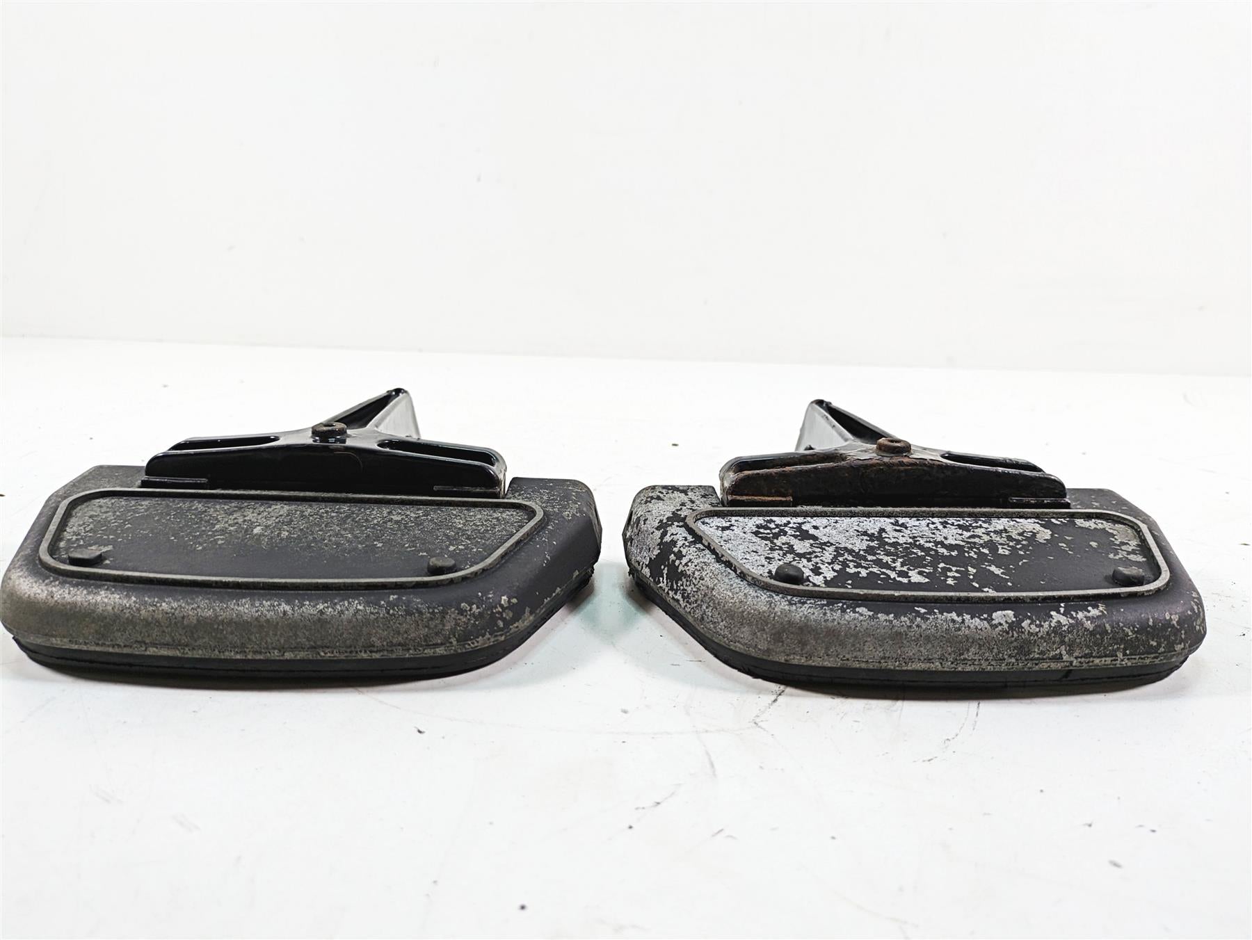 2005 Harley Touring FLHTCUI Electra Glide Passenger Floor Board Set 52719-93B {{ shop.shopifyCountryName }} - Mototech271