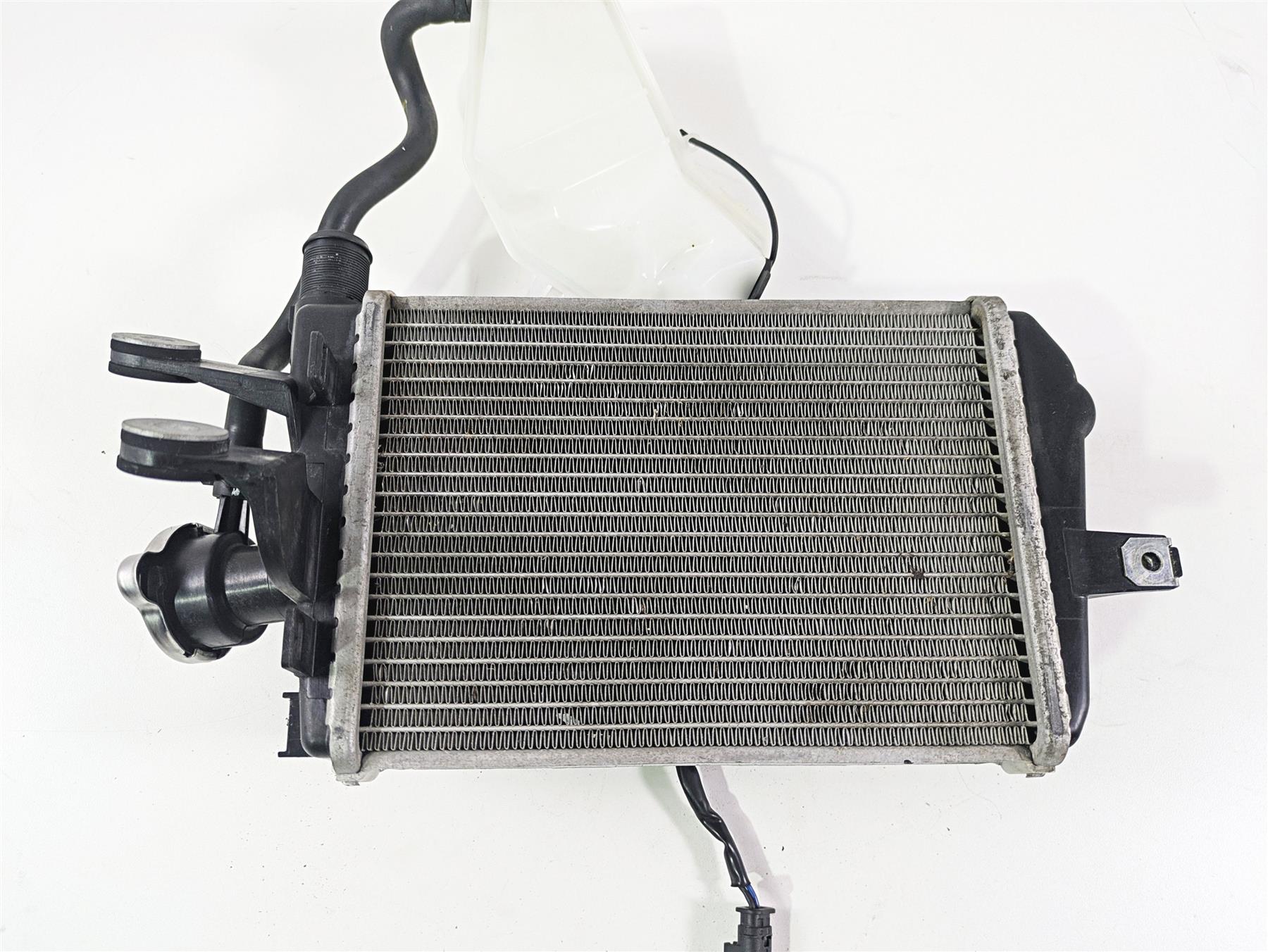 2016 BMW R1200RT K52 Right Radiator Fan Hoses Reservoir Set 17118546416 {{ shop.shopifyCountryName }} - Mototech271