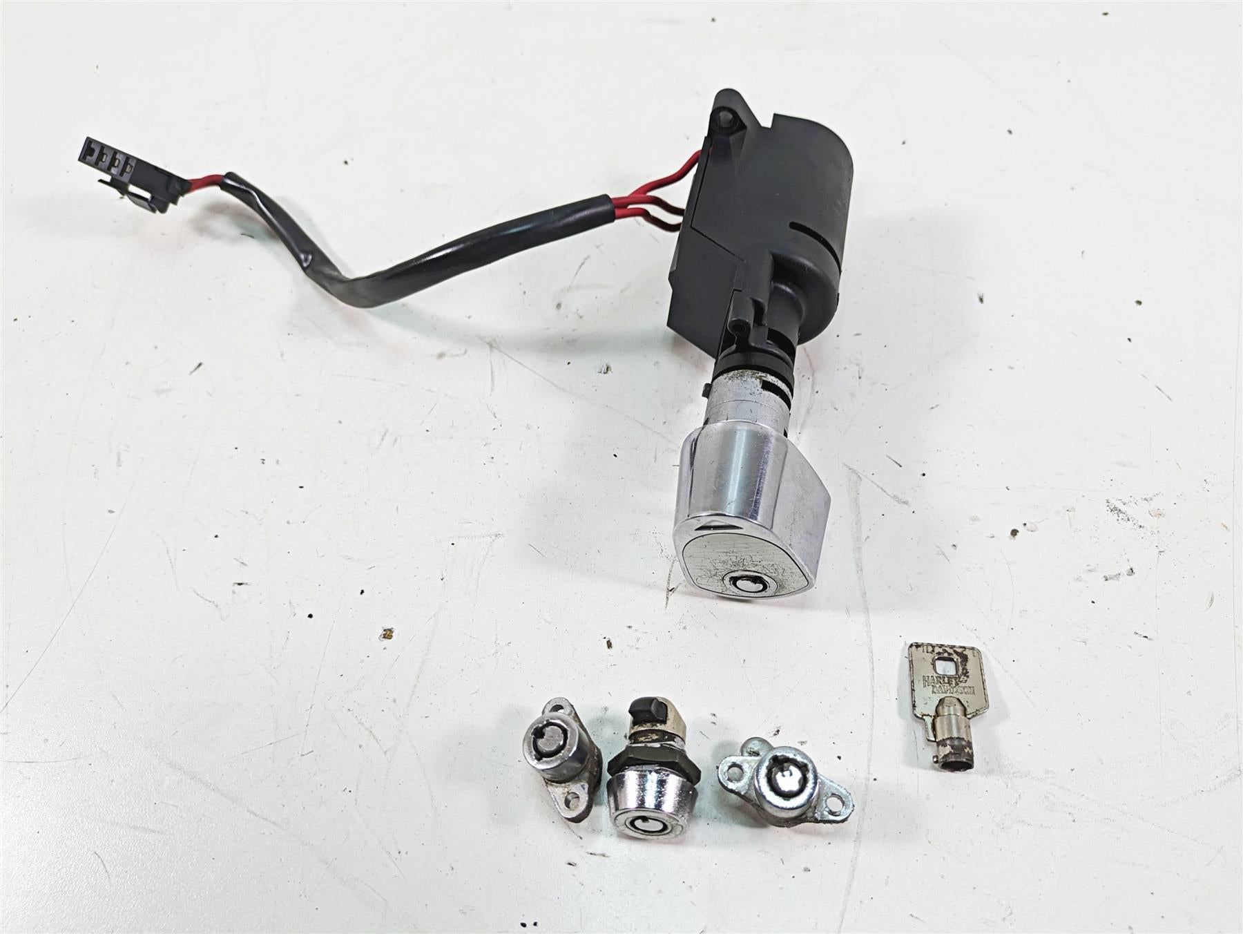 2005 Harley Touring FLHTCUI Electra Glide Ignition Switch Key Lock Set 71640-99 {{ shop.shopifyCountryName }} - Mototech271