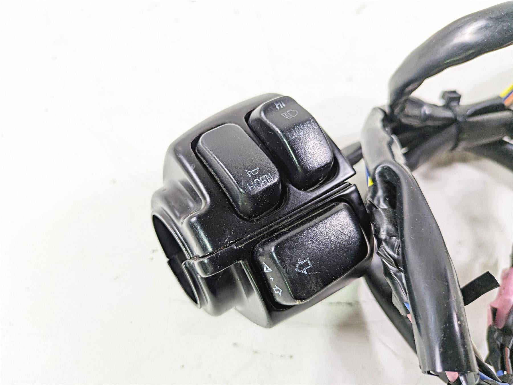 2011 Harley FXDC Dyna Super Glide Left Hand Control Switch Horn Lights 71682-06A {{ shop.shopifyCountryName }} - Mototech271