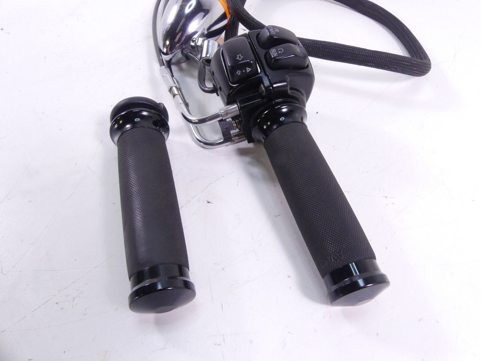 2009 Harley FXDF Dyna Fat Bob Right Throttle Control Switch & Blinker 71684-06A {{ shop.shopifyCountryName }} - Mototech271