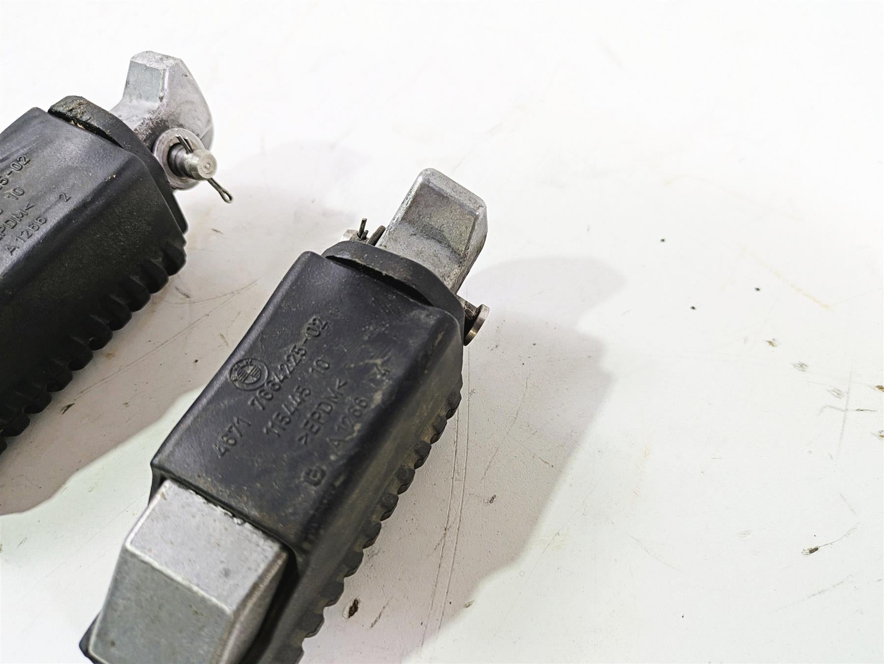 2017 BMW F800GS Adv K75 Passenger Footpeg Foot Peg Set 46717664225 {{ shop.shopifyCountryName }} - Mototech271
