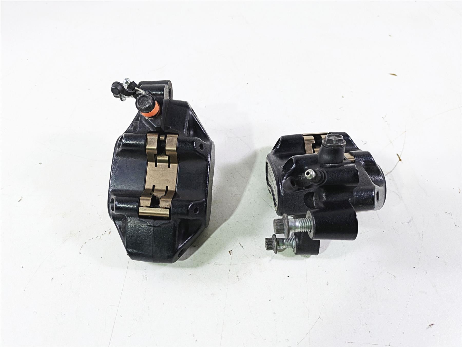 2018 Harley Softail FXFBS Fat Bob Front Brake Caliper Set 41300095 41300205 {{ shop.shopifyCountryName }} - Mototech271