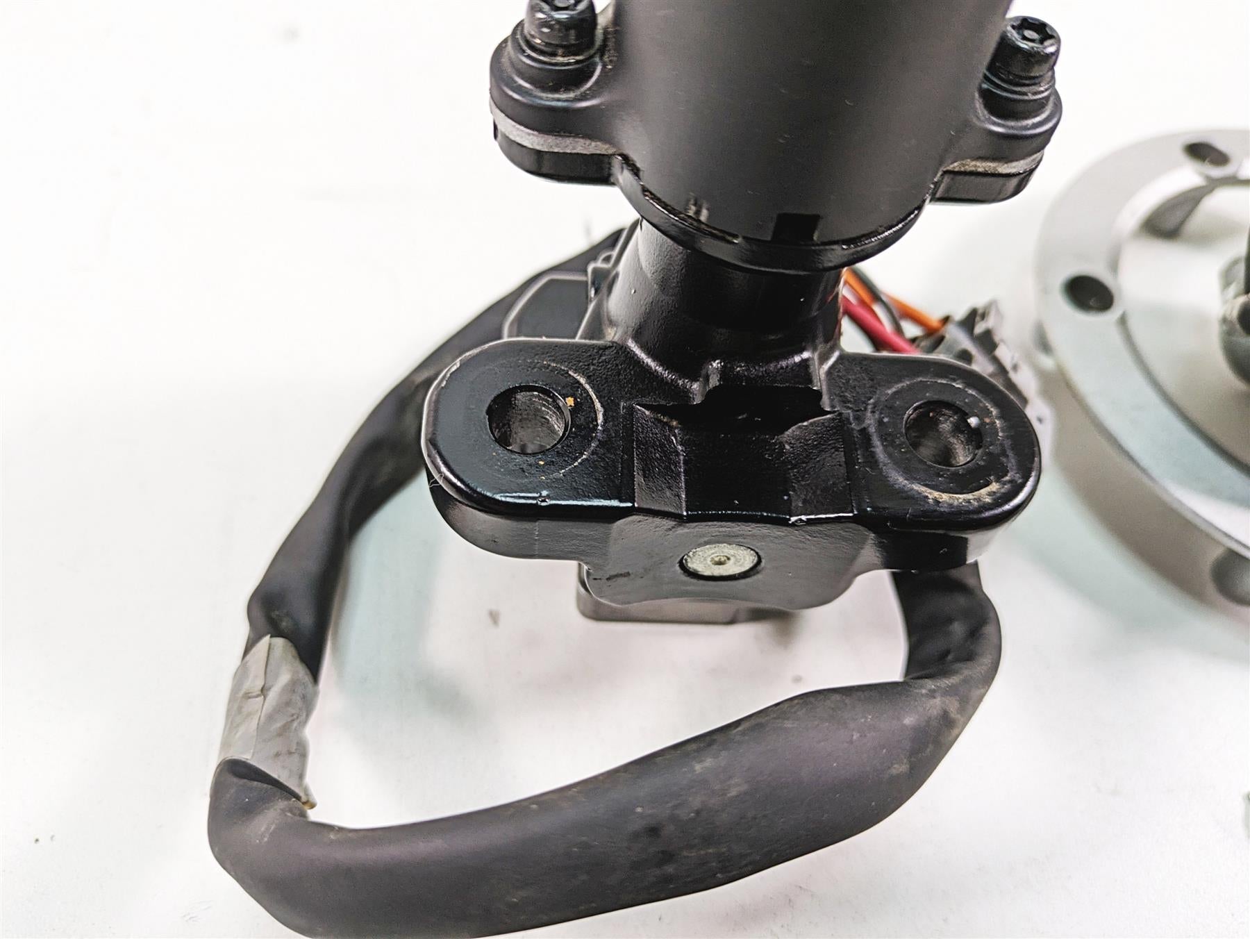 2022 Suzuki GSXR 750 Ignition Switch Key Seat Lock Gas Cap Set 37100-41G11 {{ shop.shopifyCountryName }} - Mototech271