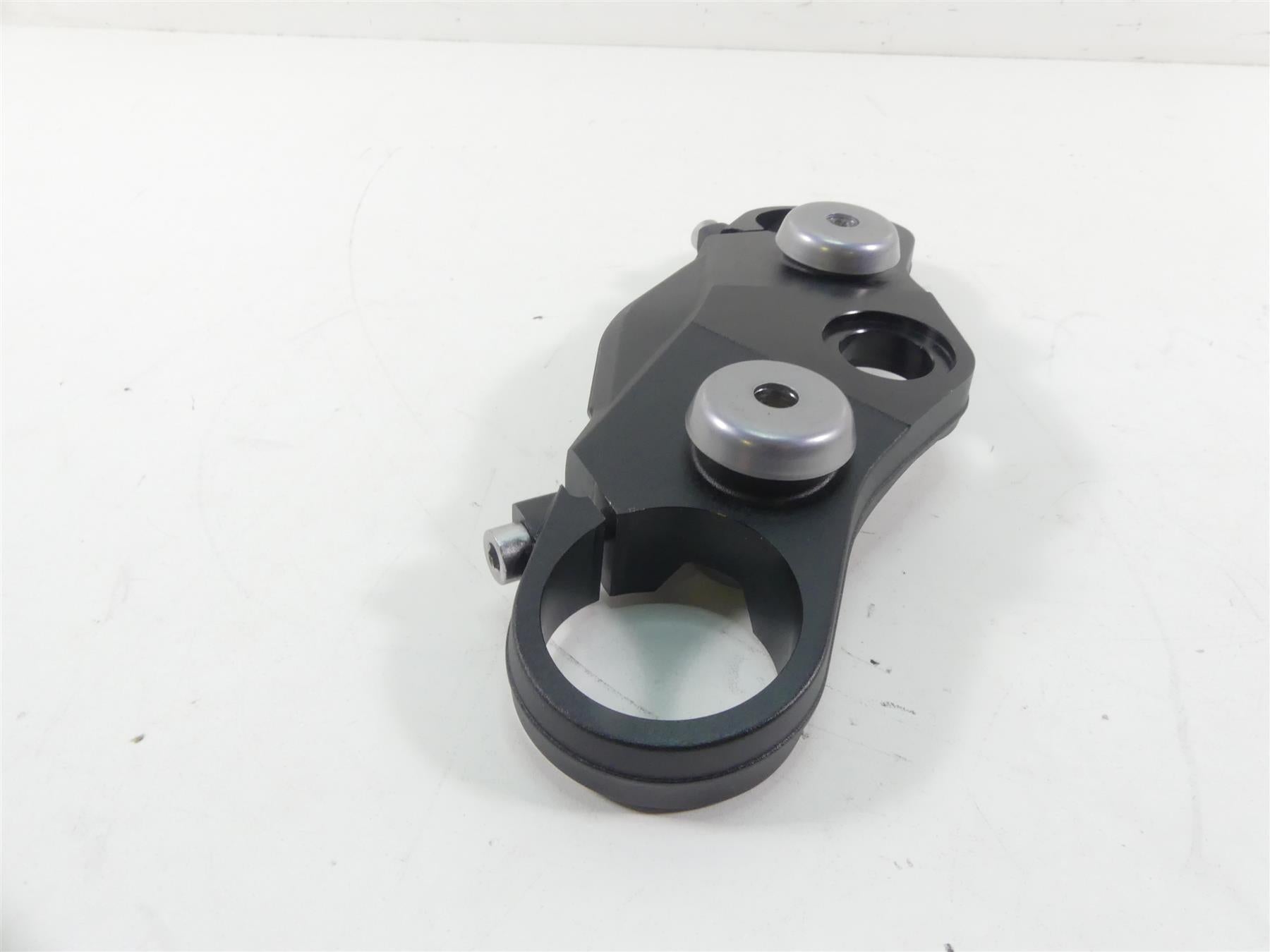 2020 Triumph Speed Triple RS 1050 Upper Triple Tree Steering Clamp T2042324 {{ shop.shopifyCountryName }} - Mototech271