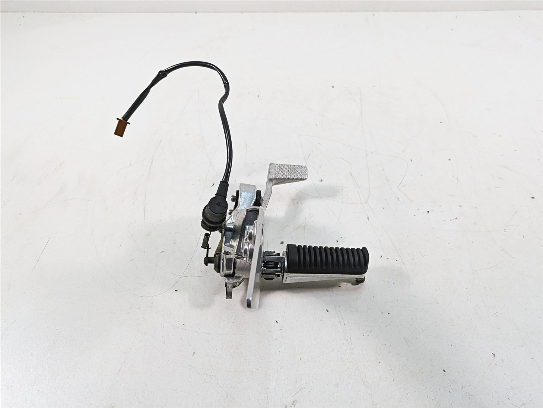 2002 Yamaha FZ1 FZS1000 Fazer Right Rider Footpeg & Brake Pedal 5LV-27443-01-00 {{ shop.shopifyCountryName }} - Mototech271