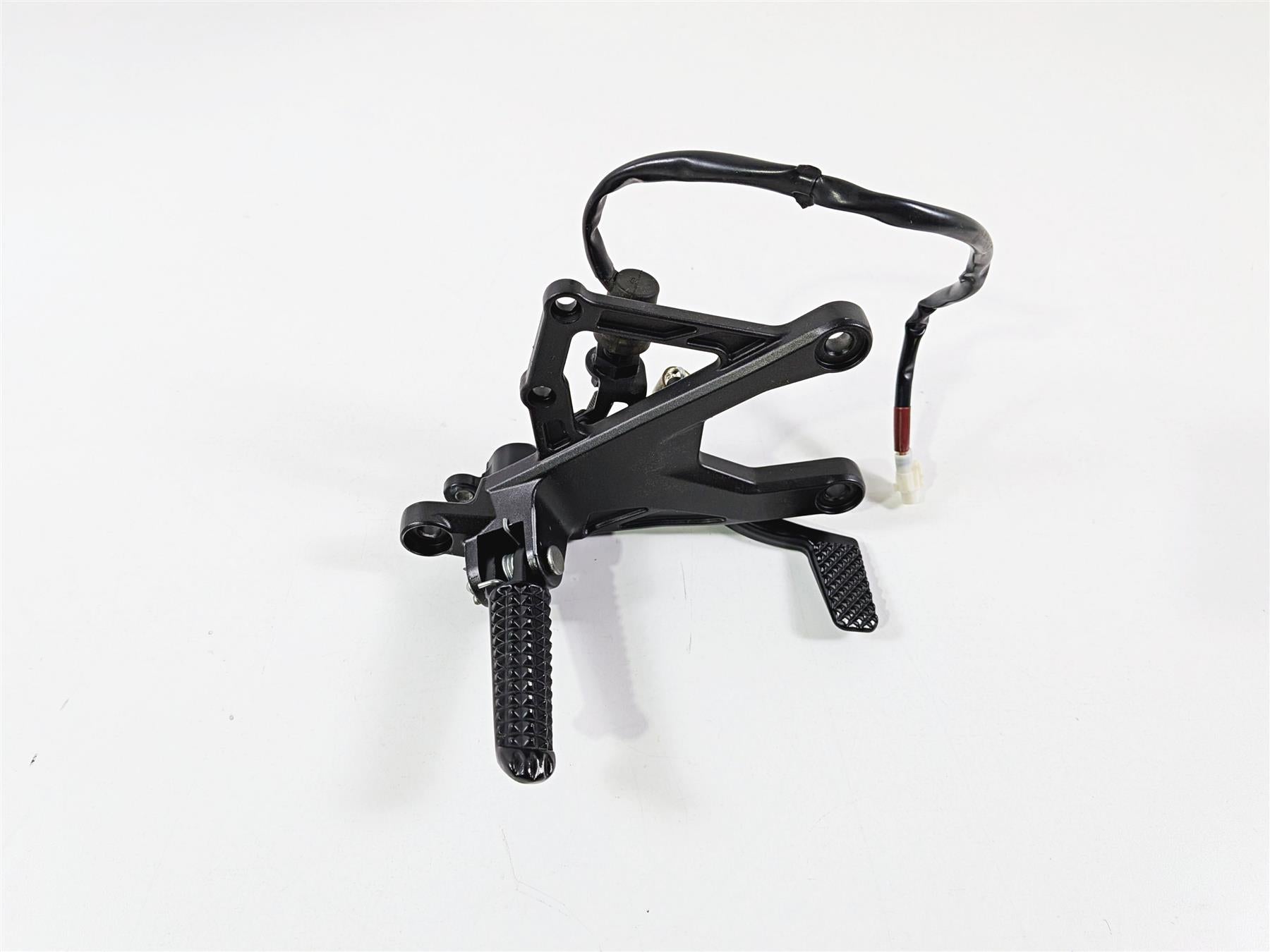 2016 Yamaha YZF R1 RN32 Front Right Foot Peg & Brake Pedal 2CR-27443-00-00 {{ shop.shopifyCountryName }} - Mototech271