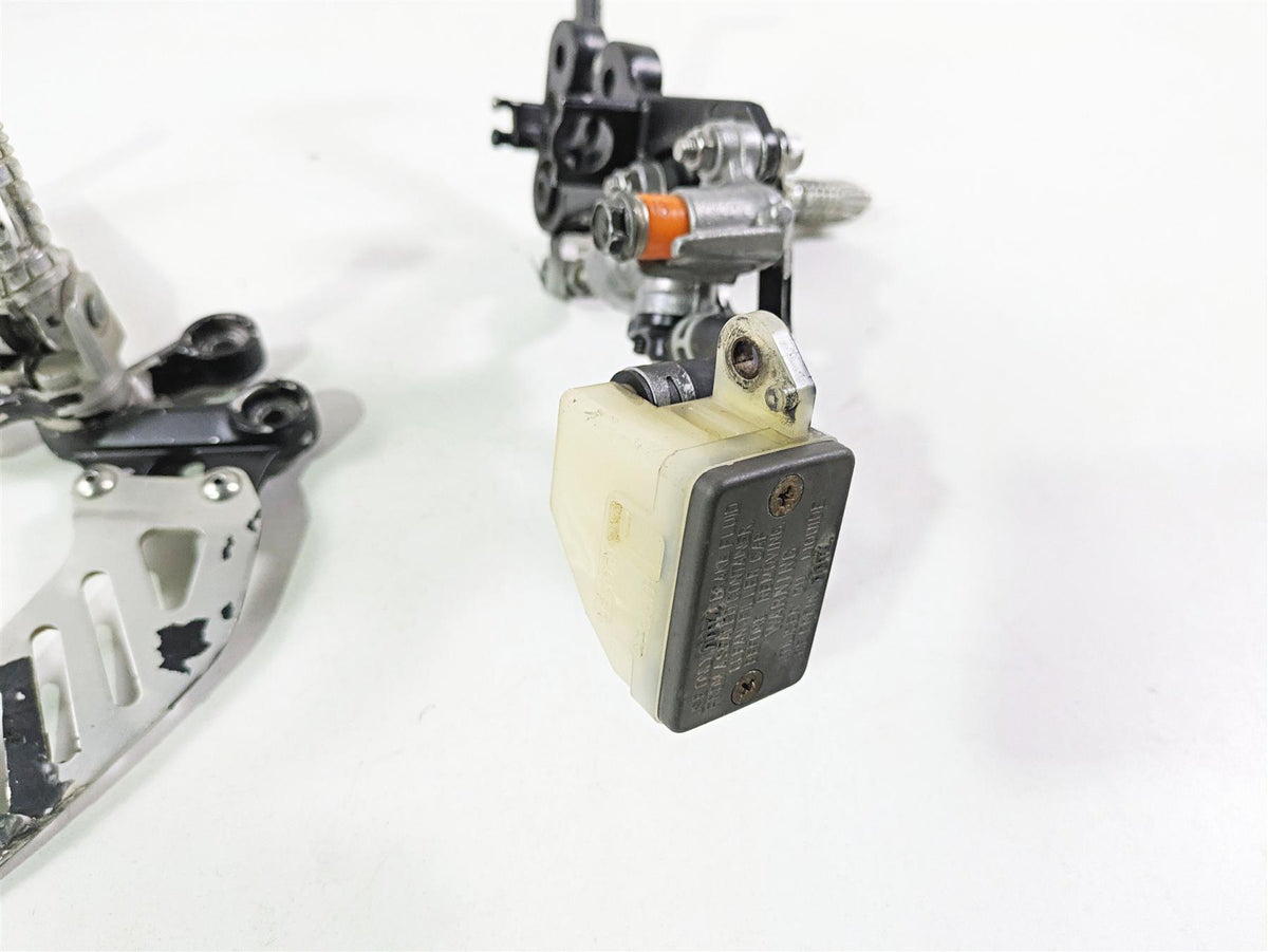 2006 Suzuki GSXR1000 K6 Front Left Right Footpeg Brake Master Set 43521-41G00 {{ shop.shopifyCountryName }} - Mototech271