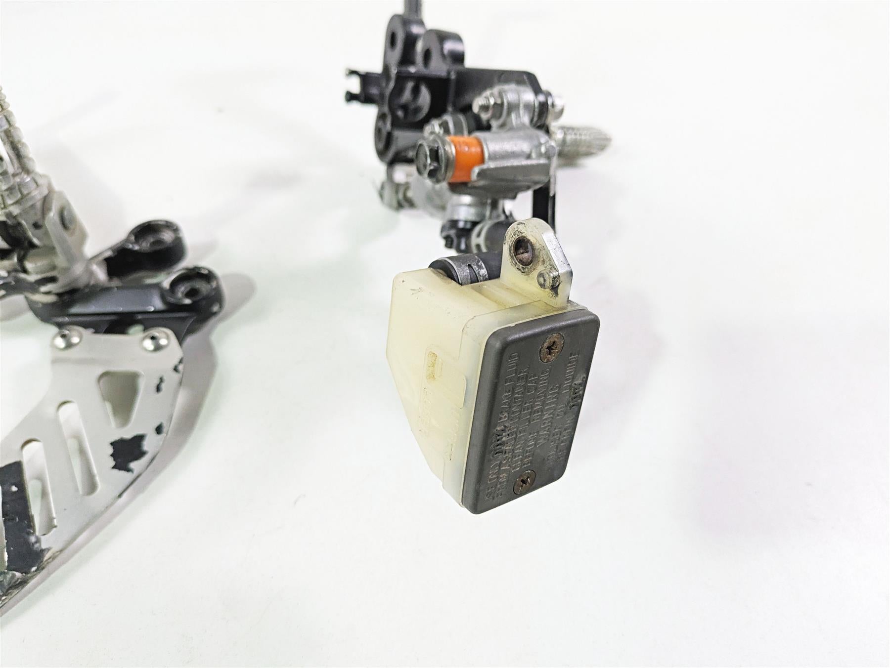 2006 Suzuki GSXR1000 K6 Front Left Right Footpeg Brake Master Set 43521-41G00 {{ shop.shopifyCountryName }} - Mototech271