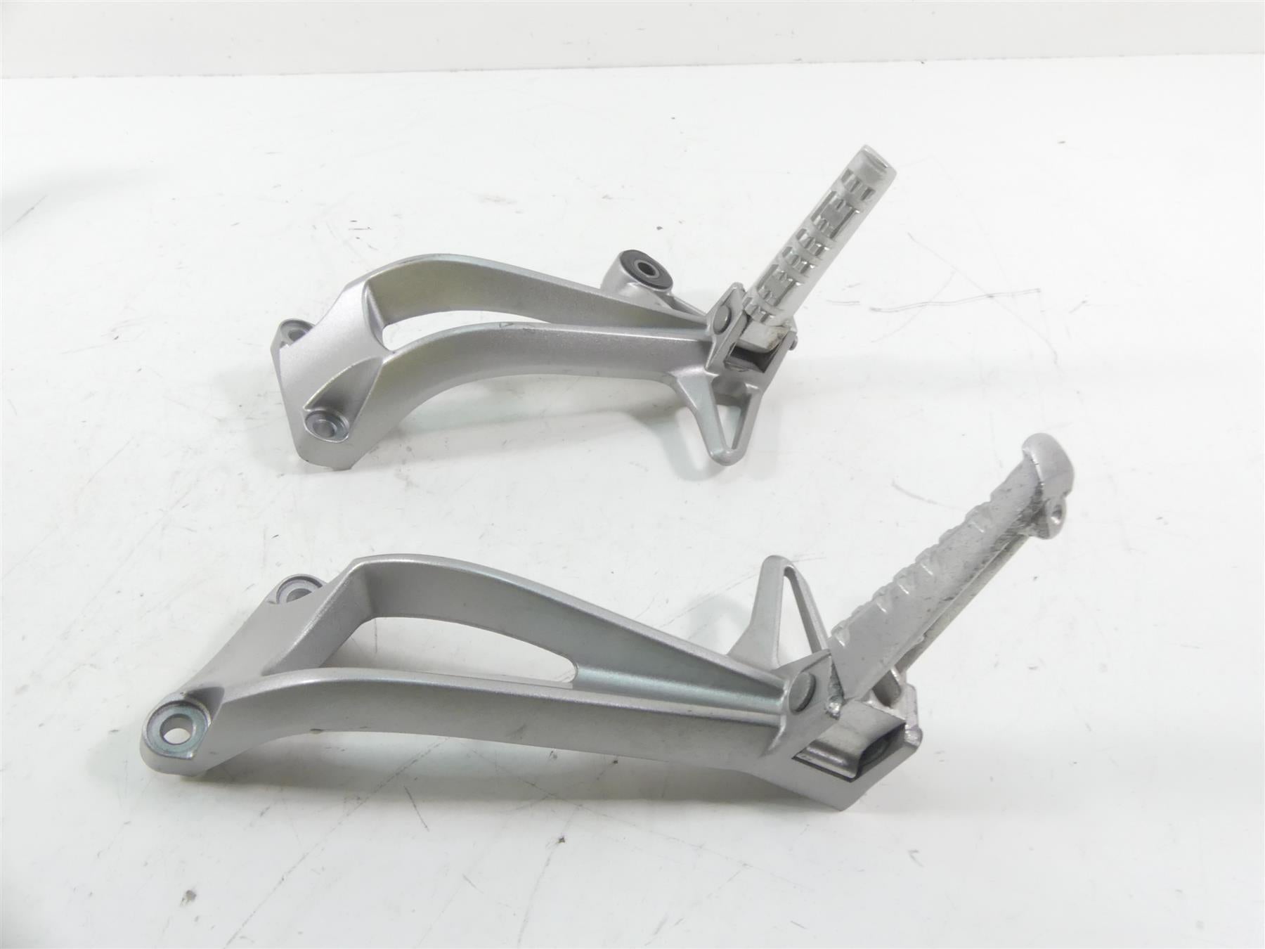 2007 Yamaha FZ1 Fazer Rear Passenger Footpeg Foot Peg Set 2D1-2742L-00-00 {{ shop.shopifyCountryName }} - Mototech271