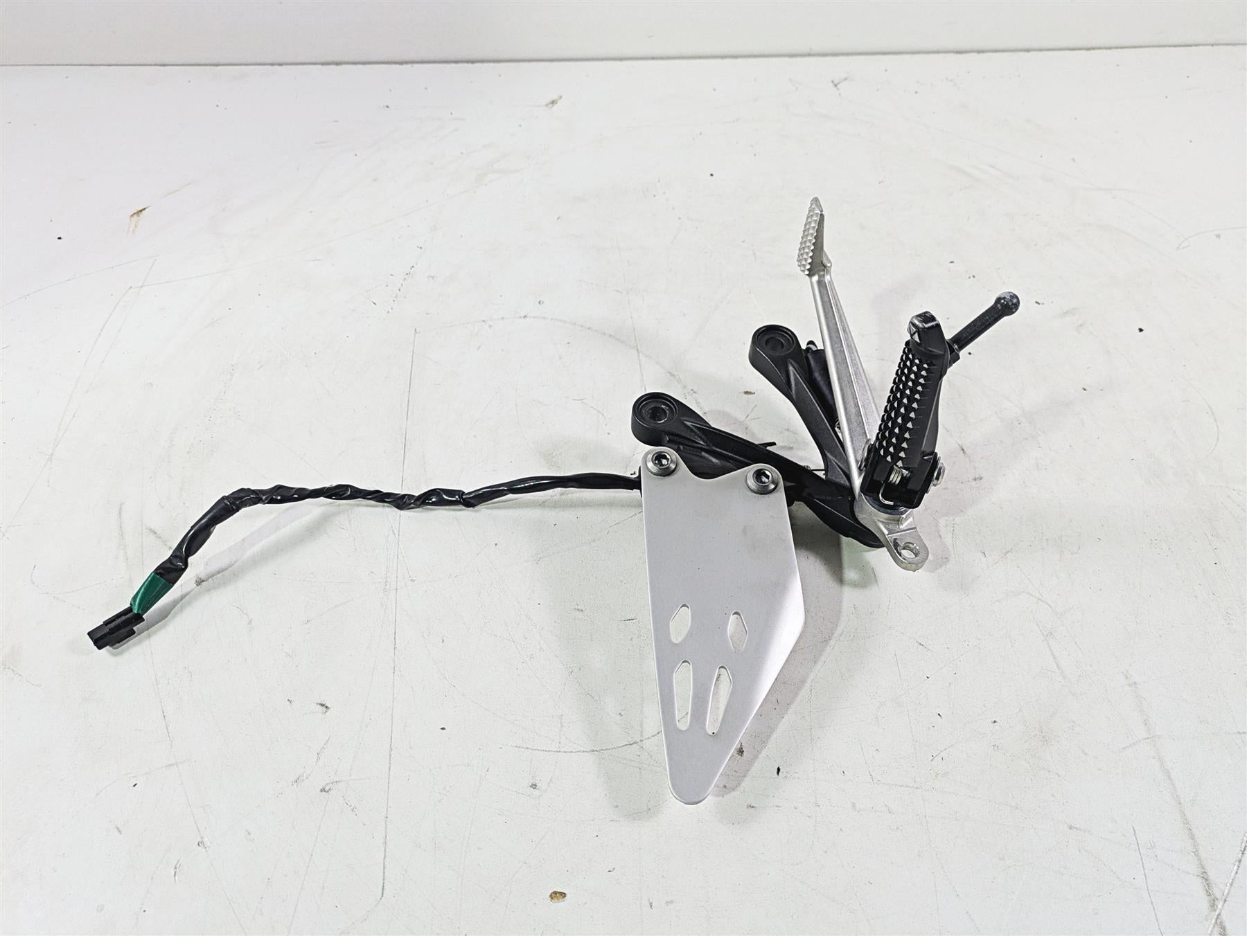 2020 Kawasaki ZX6R Ninja Right Foot Peg Brake Pedal Lever 35063-0590-18R {{ shop.shopifyCountryName }} - Mototech271