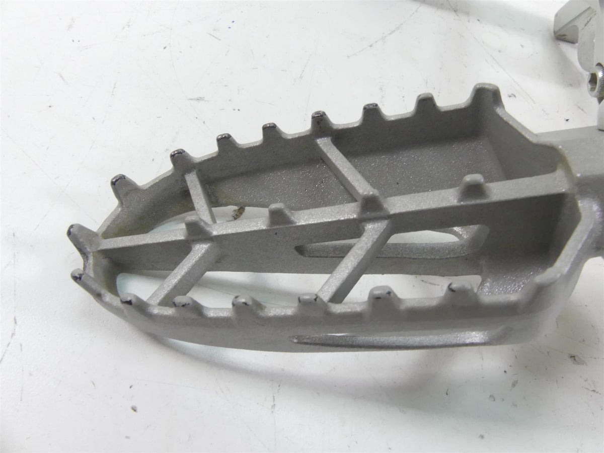 2020 Ducati Multistrada 1260 Enduro Left Rider Footpeg & Shifter Set 82423391AA {{ shop.shopifyCountryName }} - Mototech271